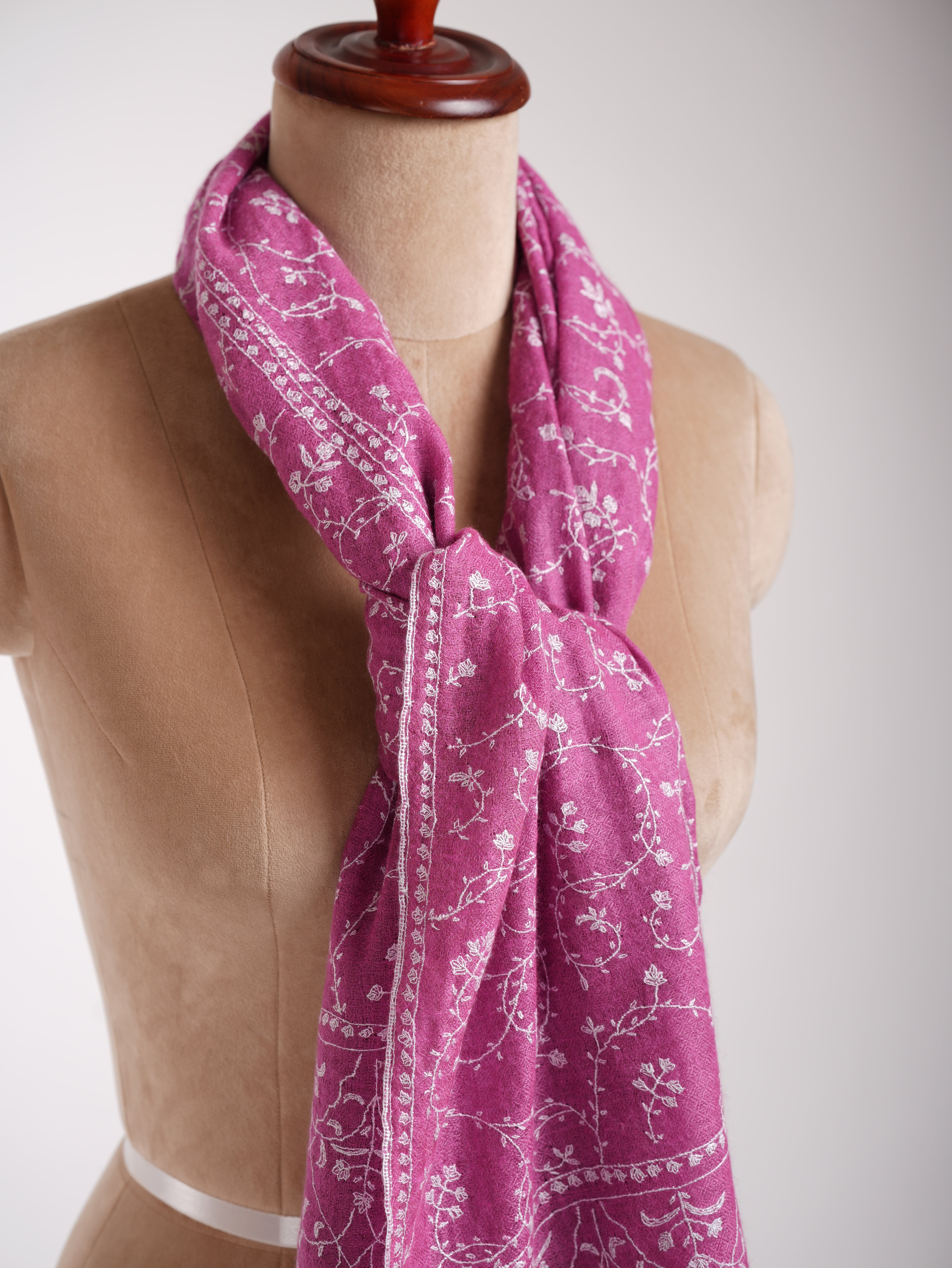 Stola in cashmere ricamato Sozni rosa Bubblegum