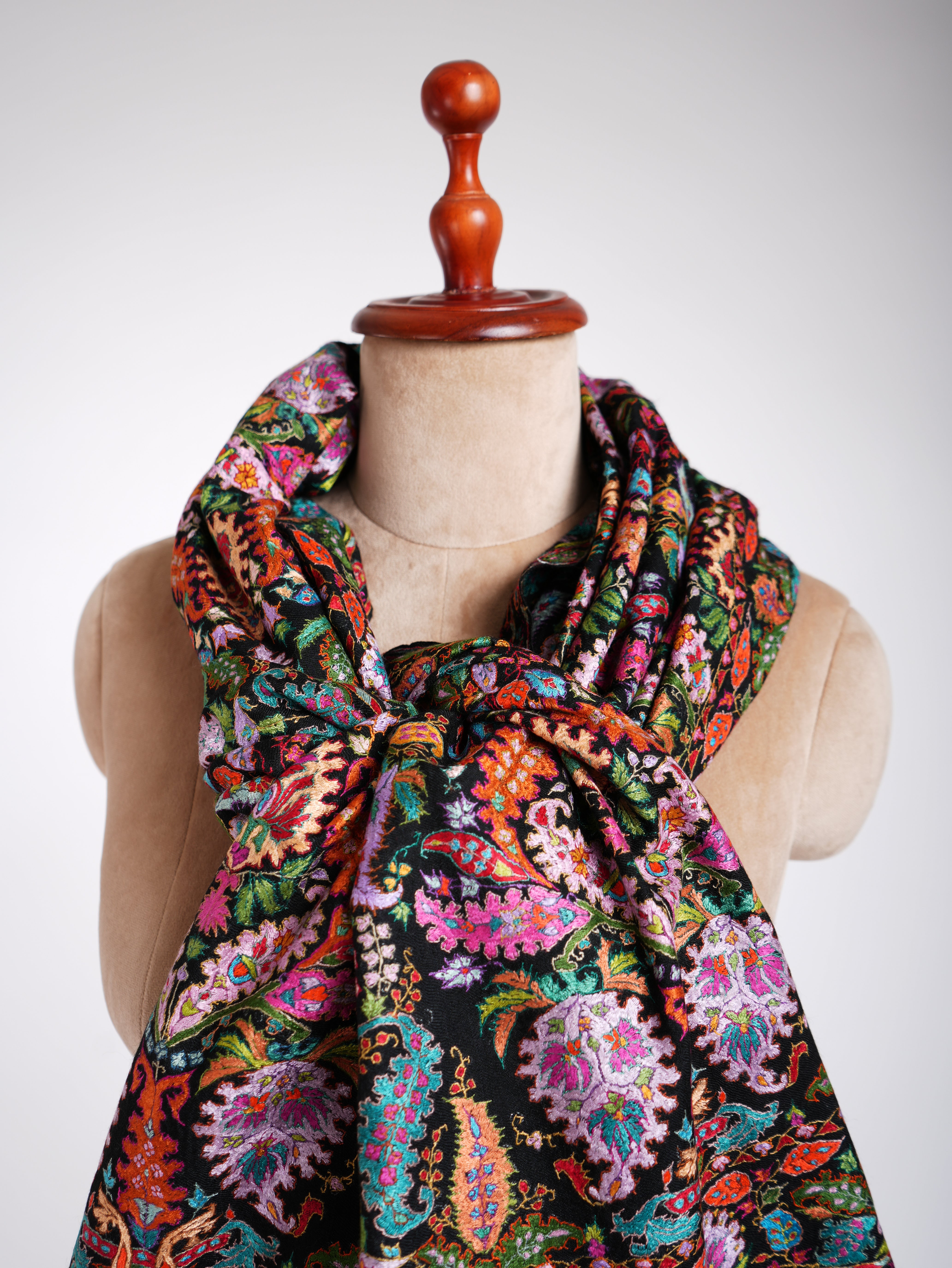 Châle Pashmina noir Jamavar brodé à la main