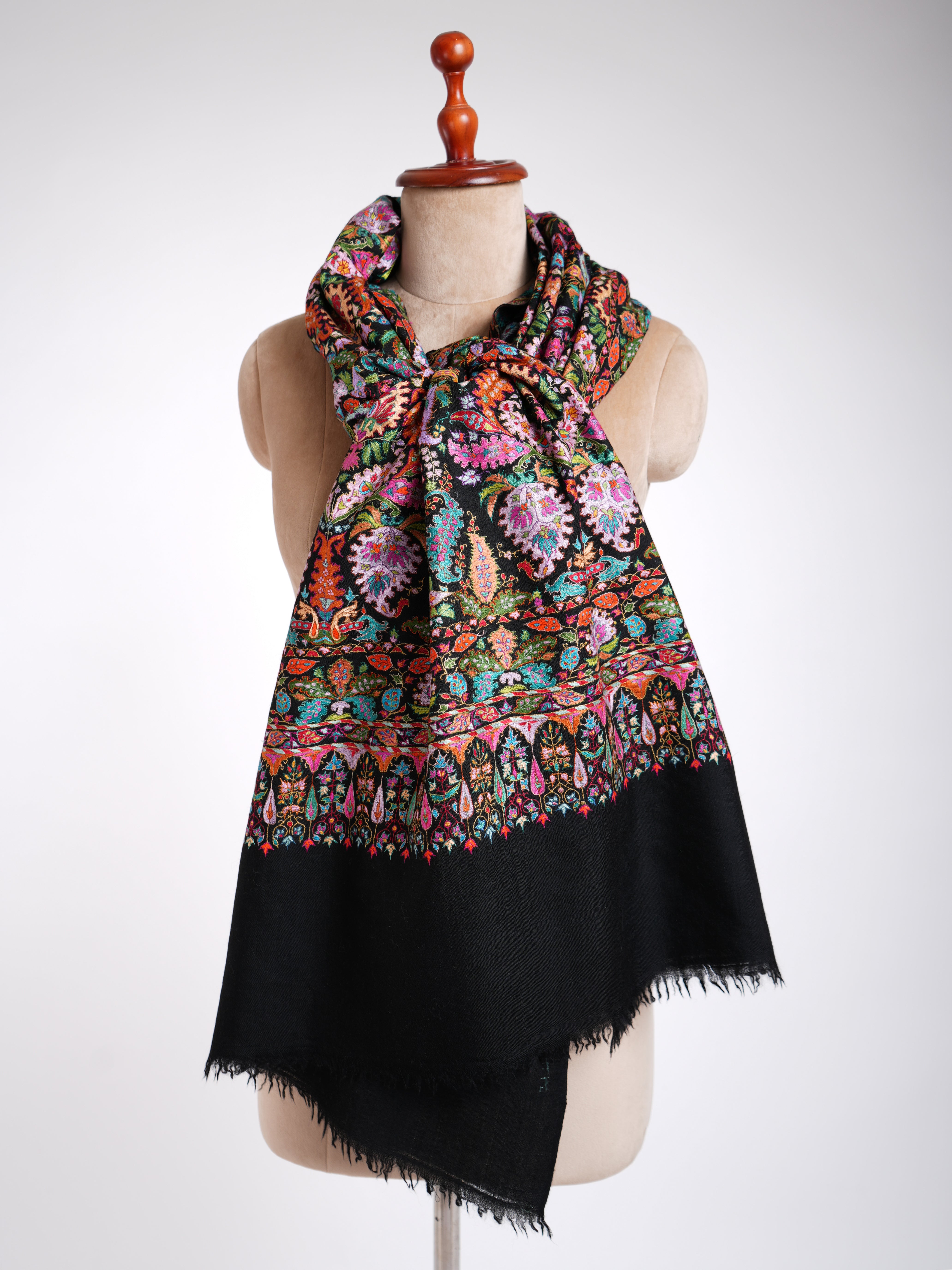 Châle Pashmina noir Jamavar brodé à la main