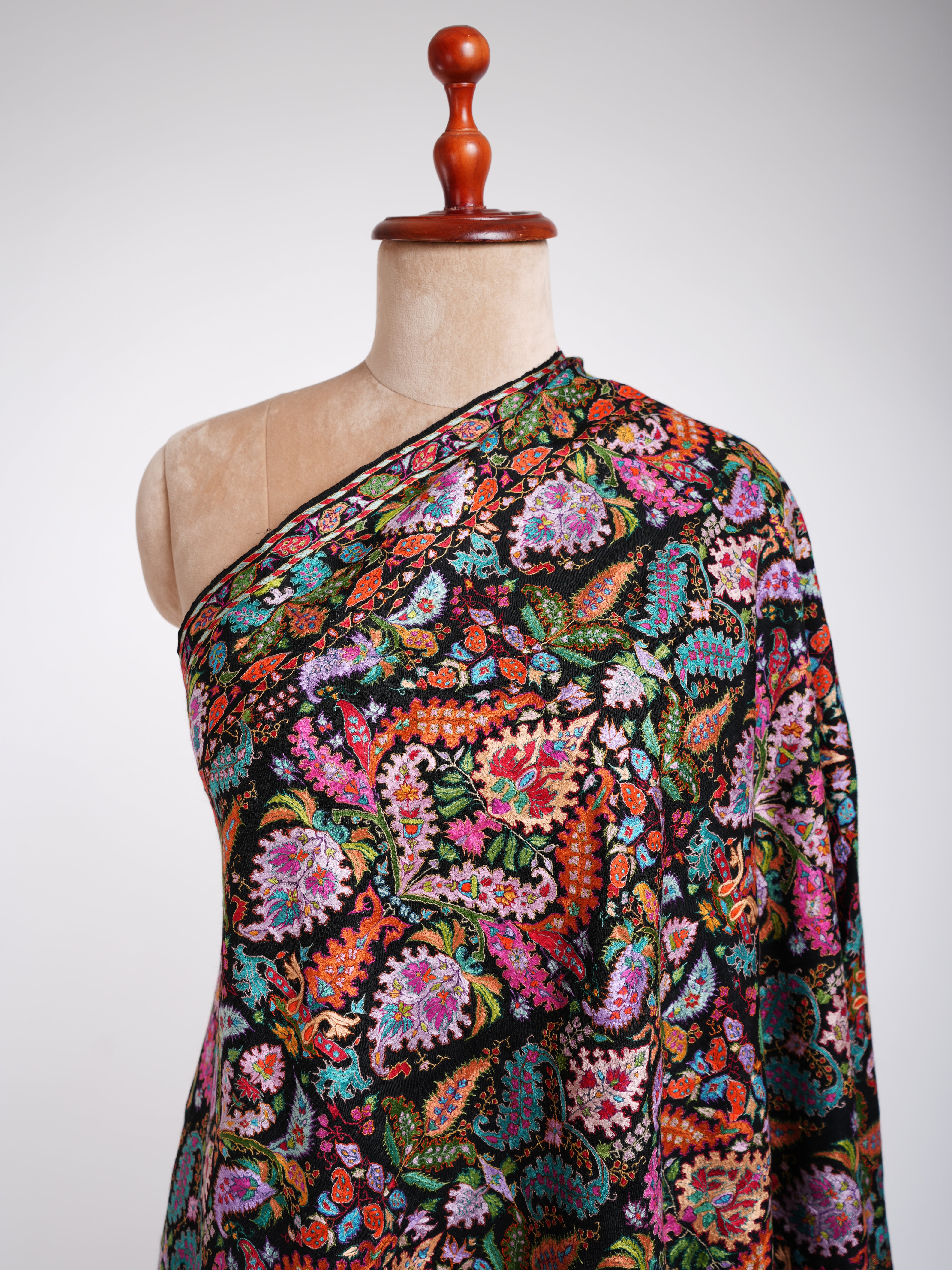 Châle Pashmina noir Jamavar brodé à la main