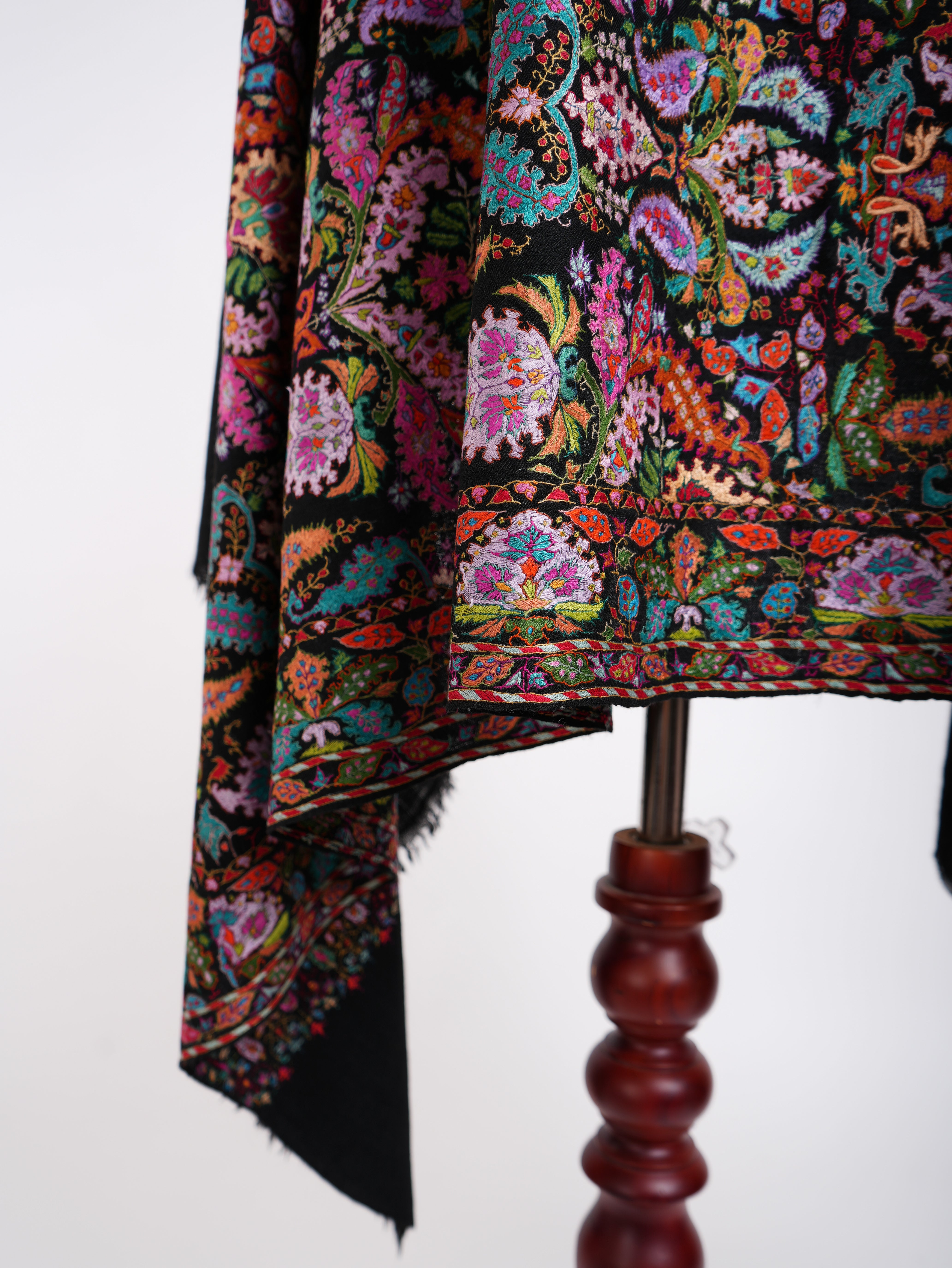 Châle Pashmina noir Jamavar brodé à la main