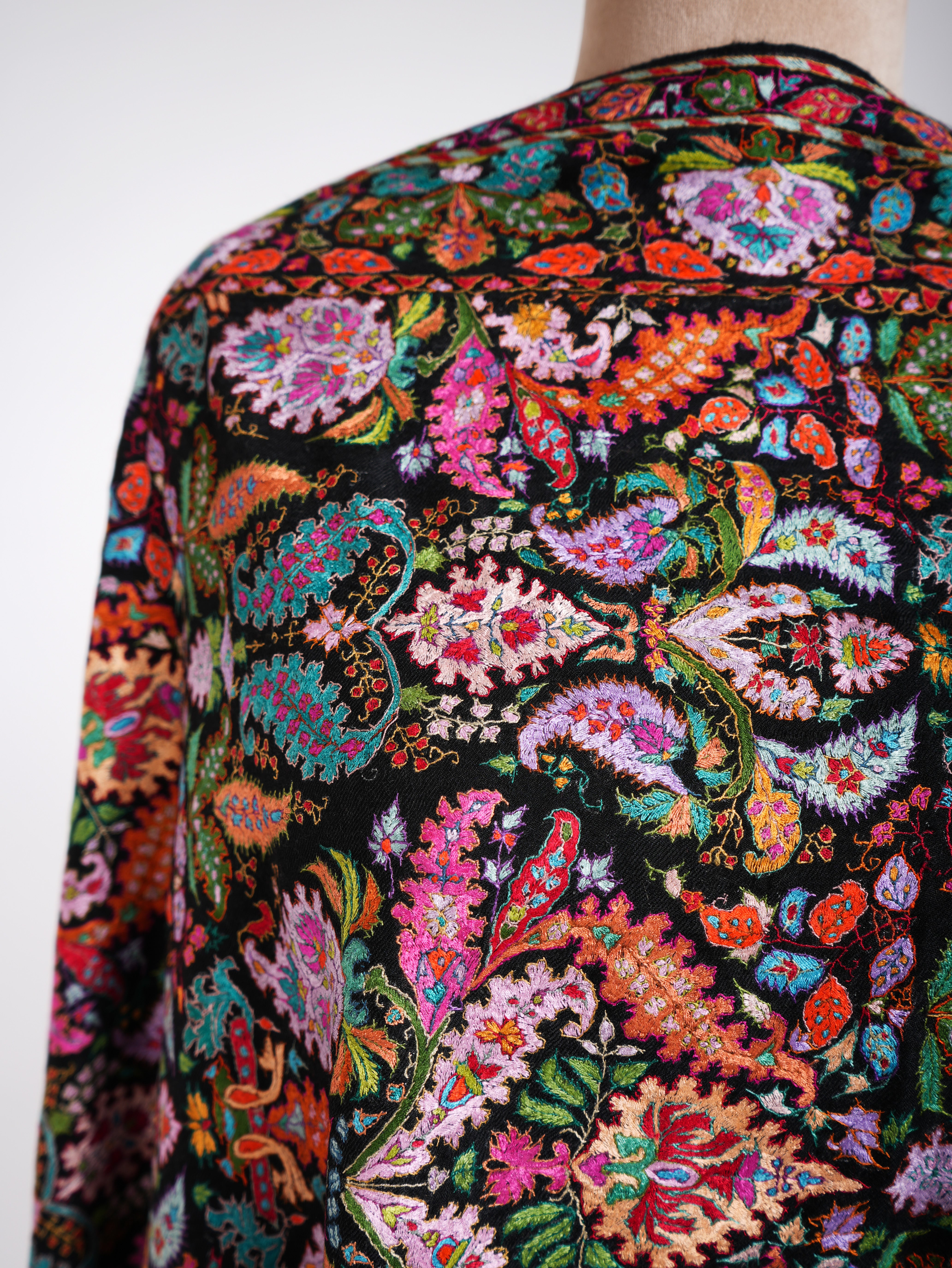 Châle Pashmina noir Jamavar brodé à la main