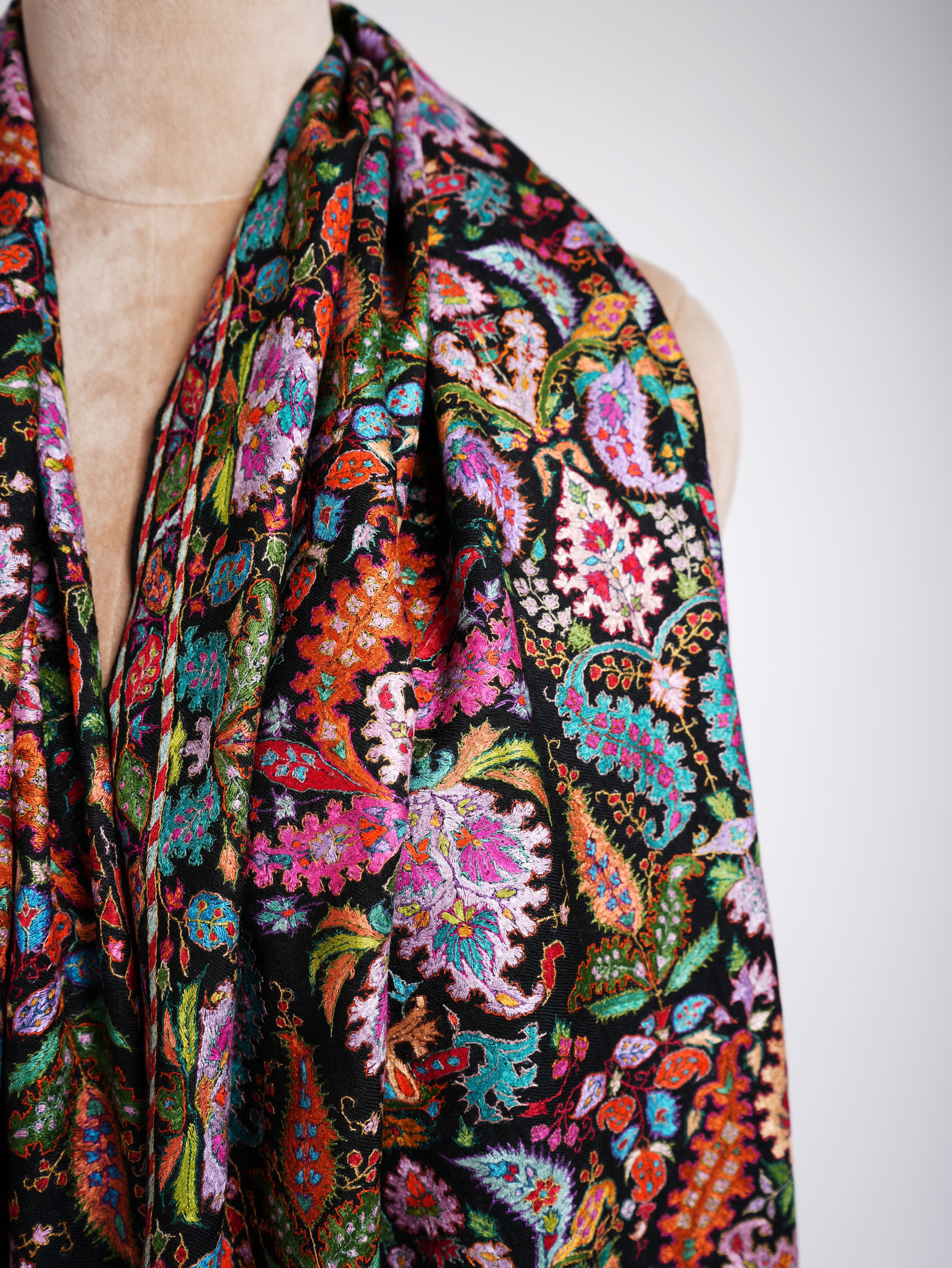 Châle Pashmina noir Jamavar brodé à la main