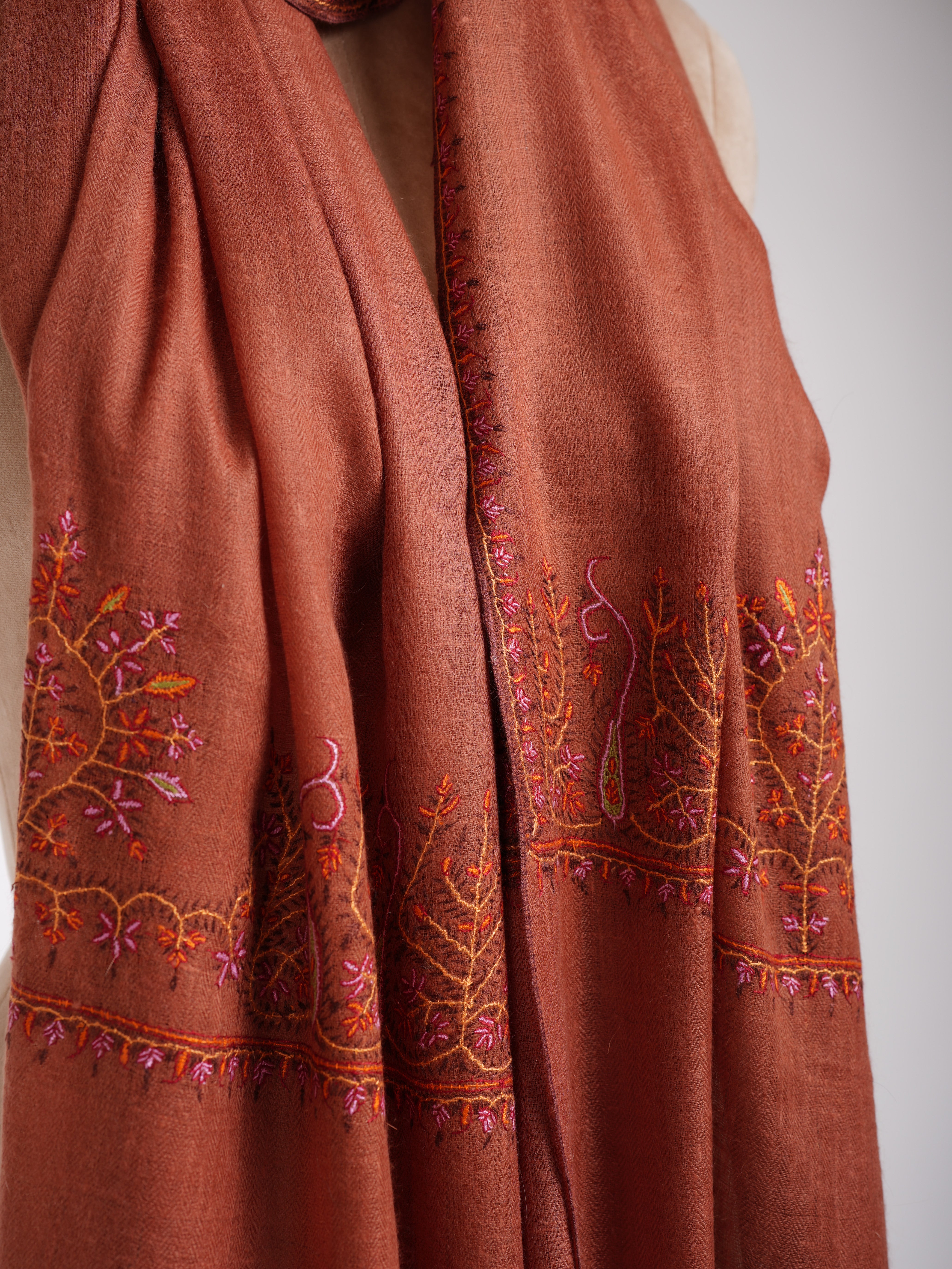 Stola in cashmere indiano ricamato Palla Sozni