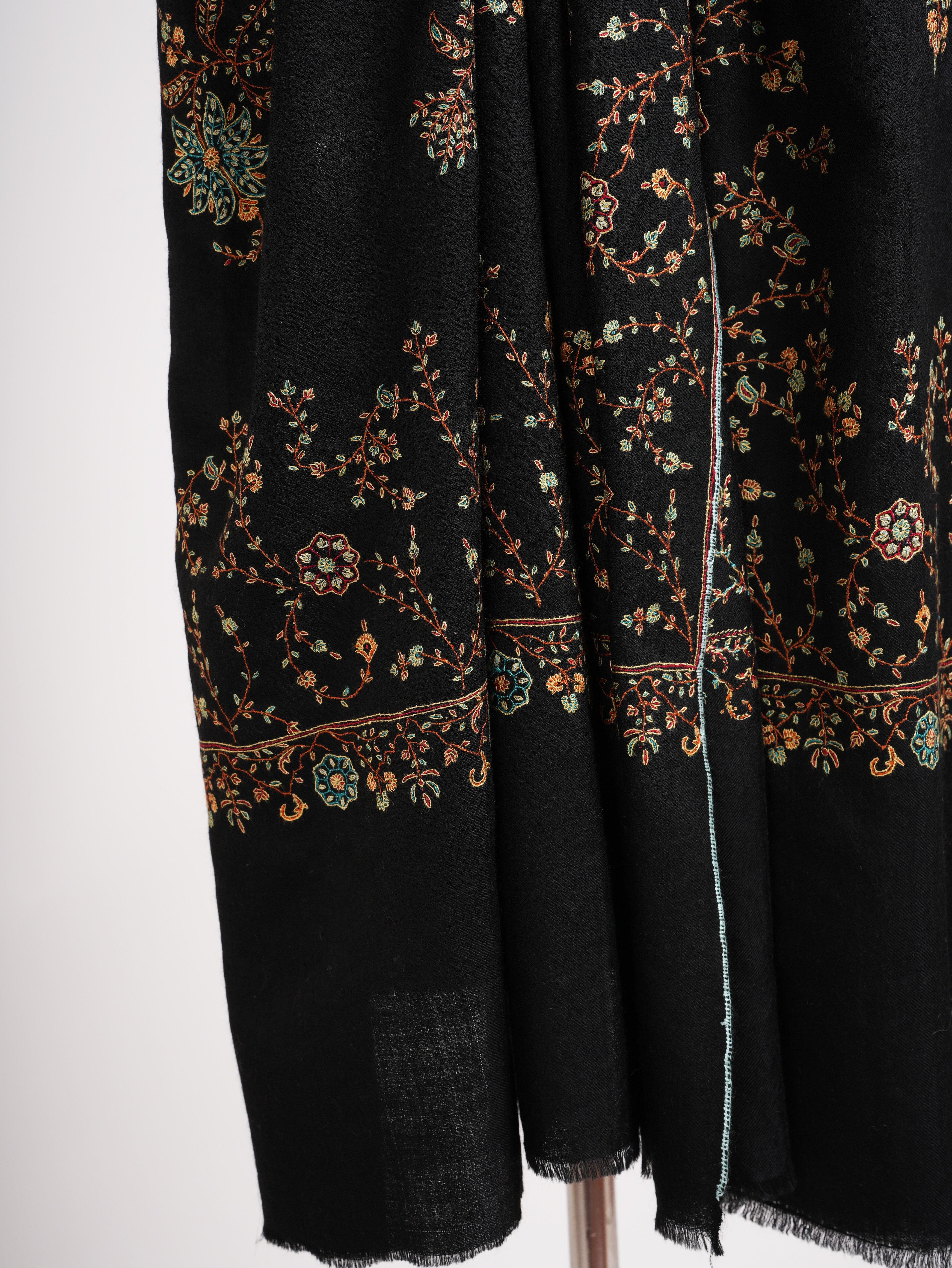 Châle de pashmina noir avec une broderie Sozni fine