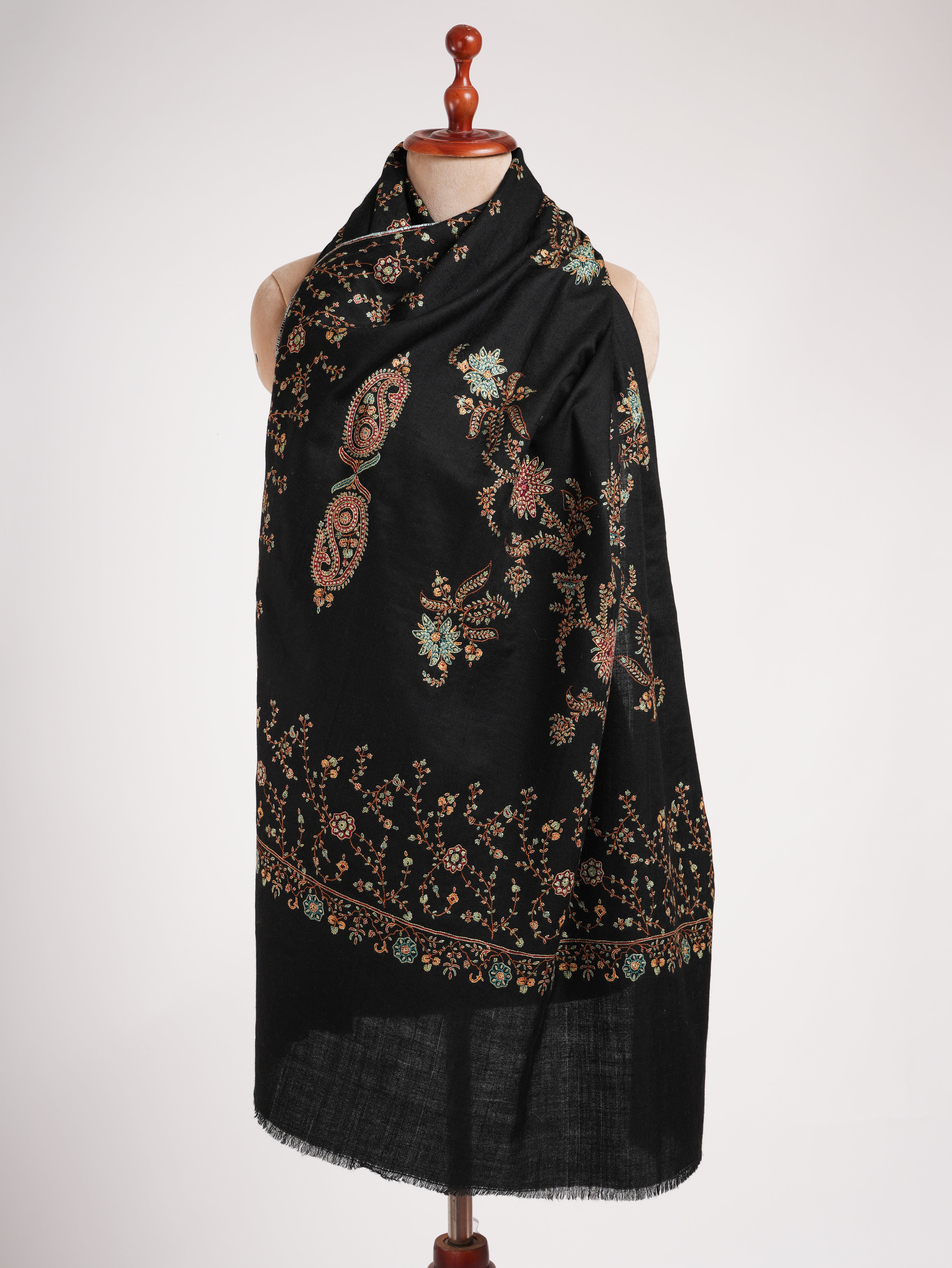 Châle de pashmina noir avec une broderie Sozni fine