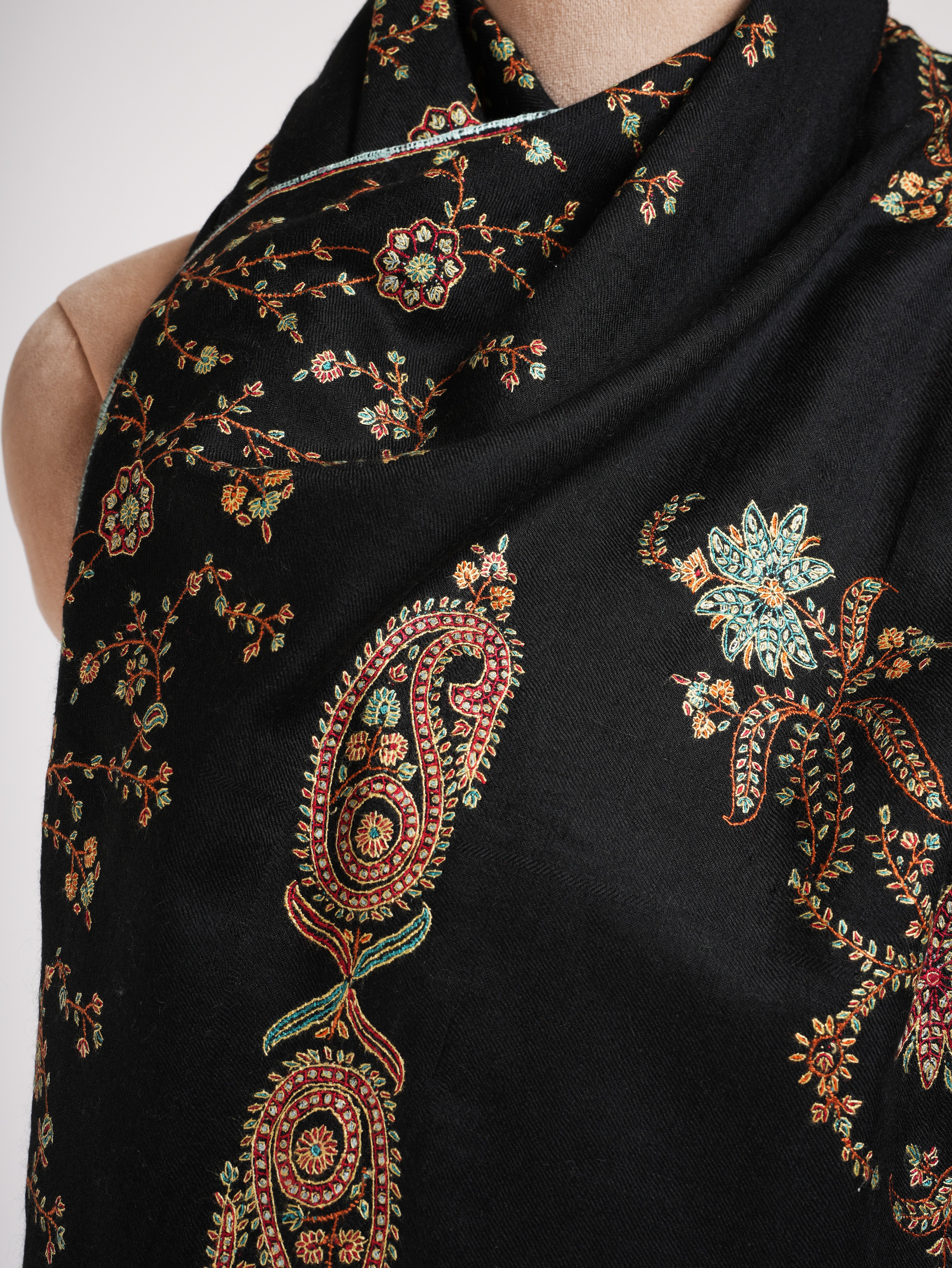 Châle de pashmina noir avec une broderie Sozni fine