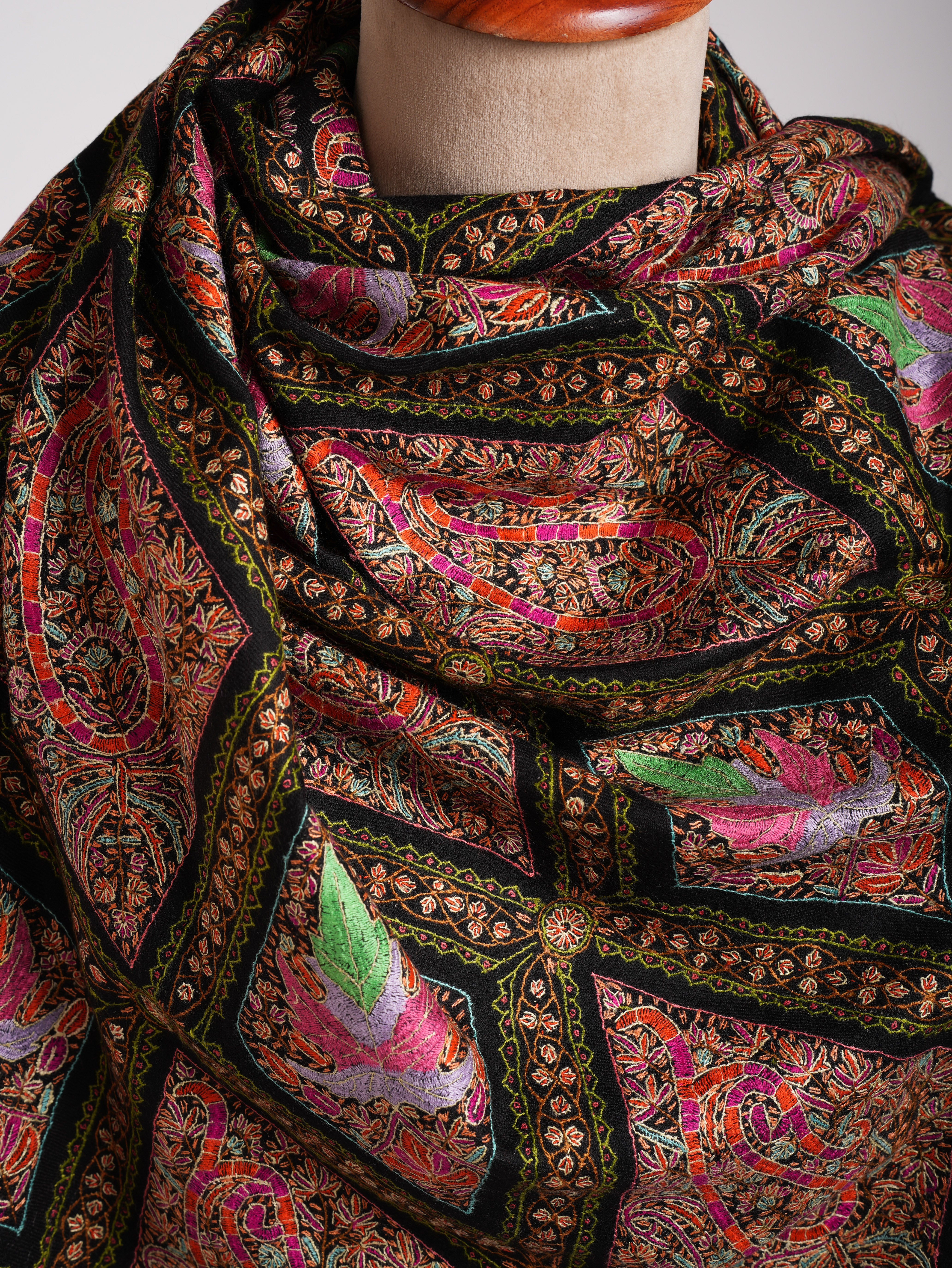 Black Sozni Chinar Embroidered Pashmina Jamavar Shawl