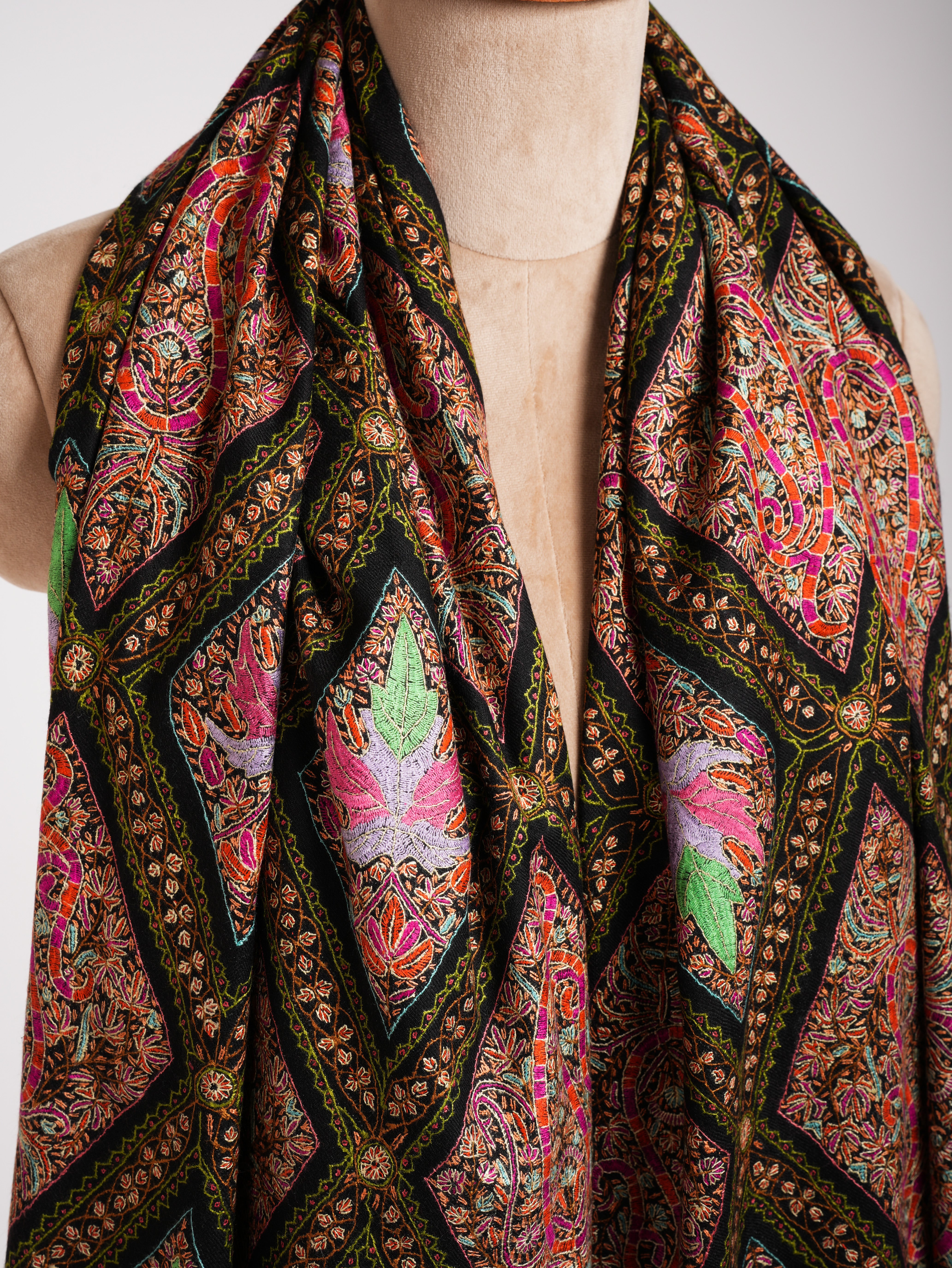 Black Sozni Chinar Embroidered Pashmina Jamavar Shawl