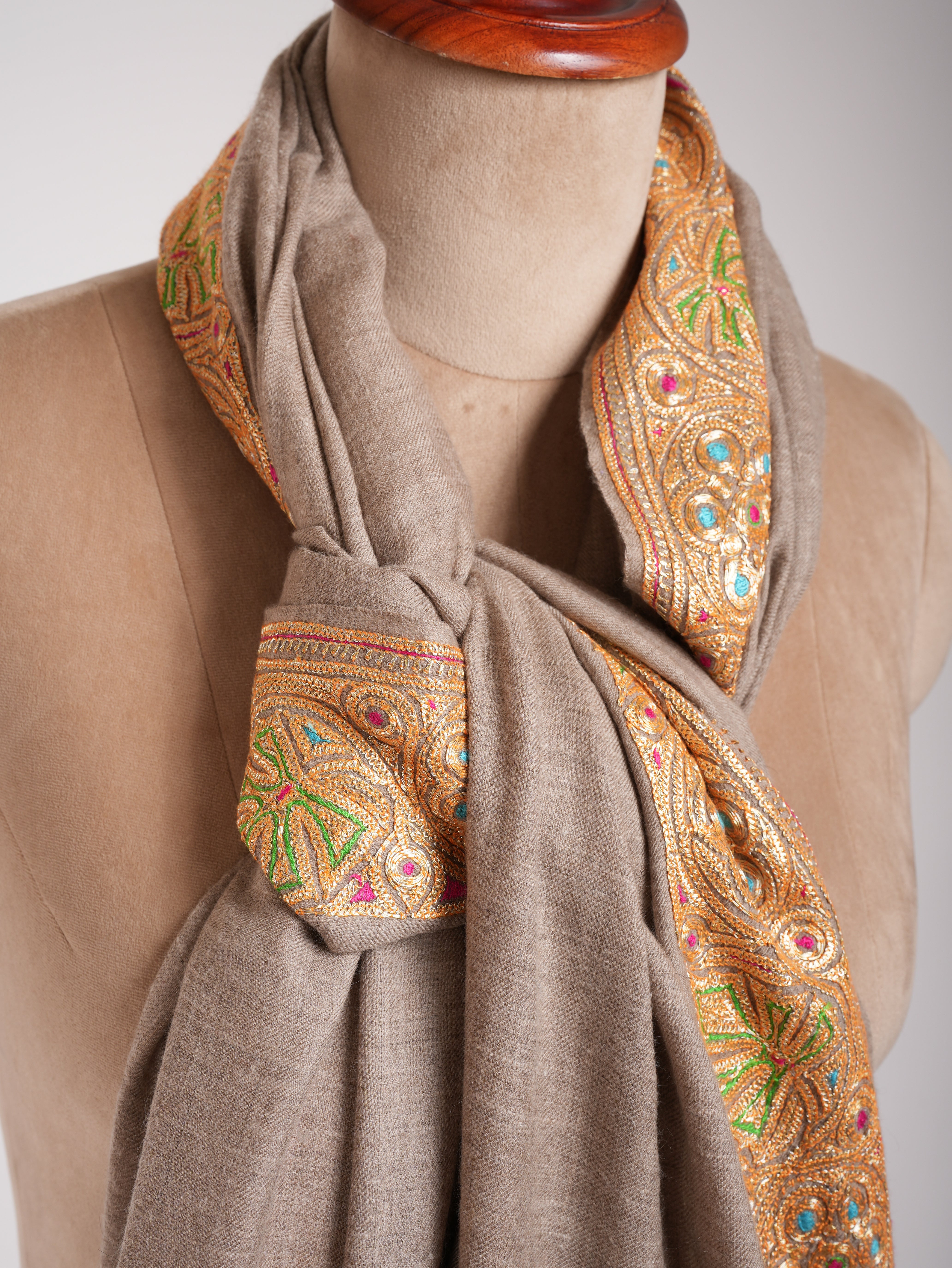Scialle Pashmina ricamato Tilla in oro beige naturale