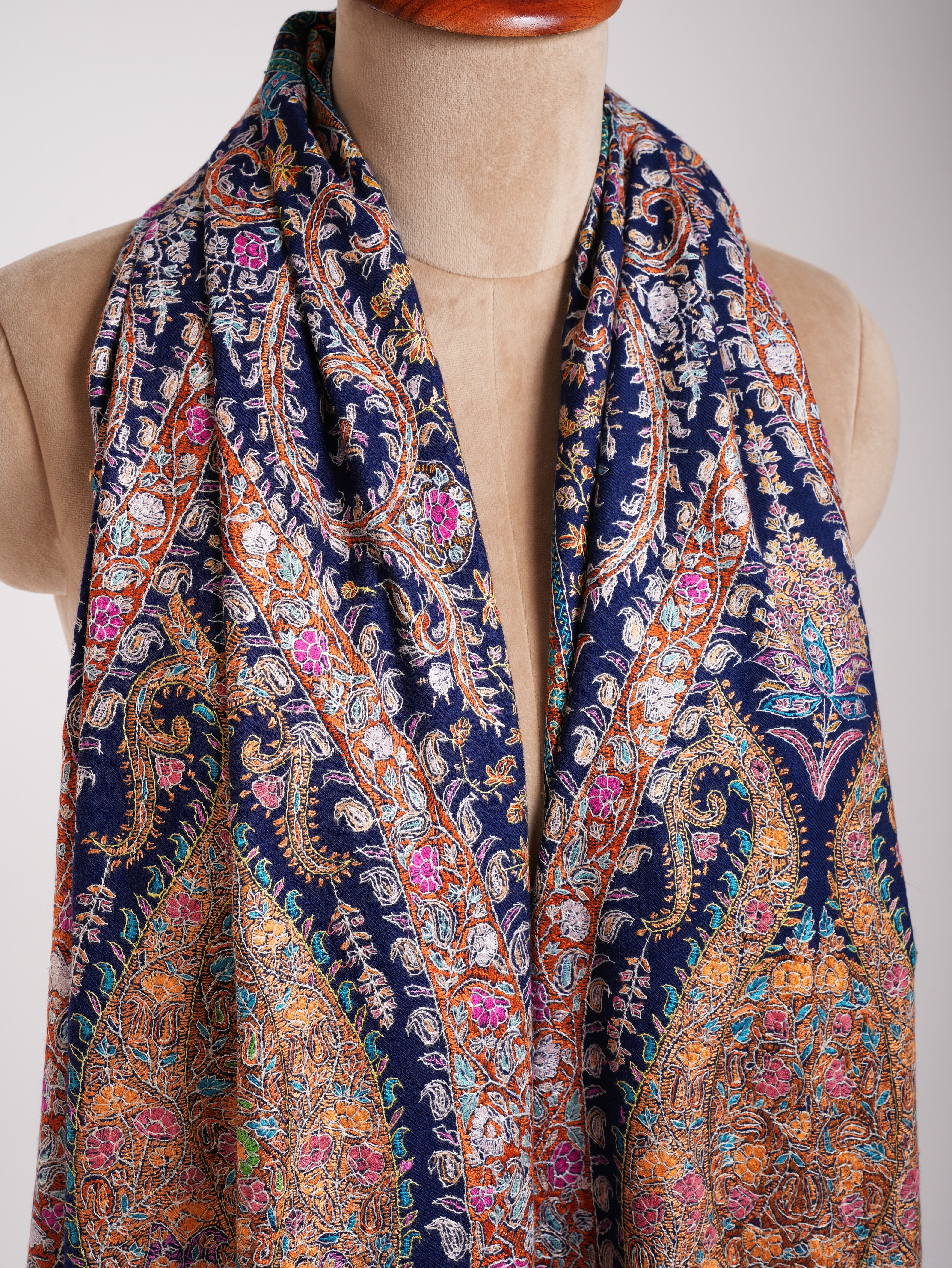 Classico scialle Kashmir Jamavar ricamato a mano blu