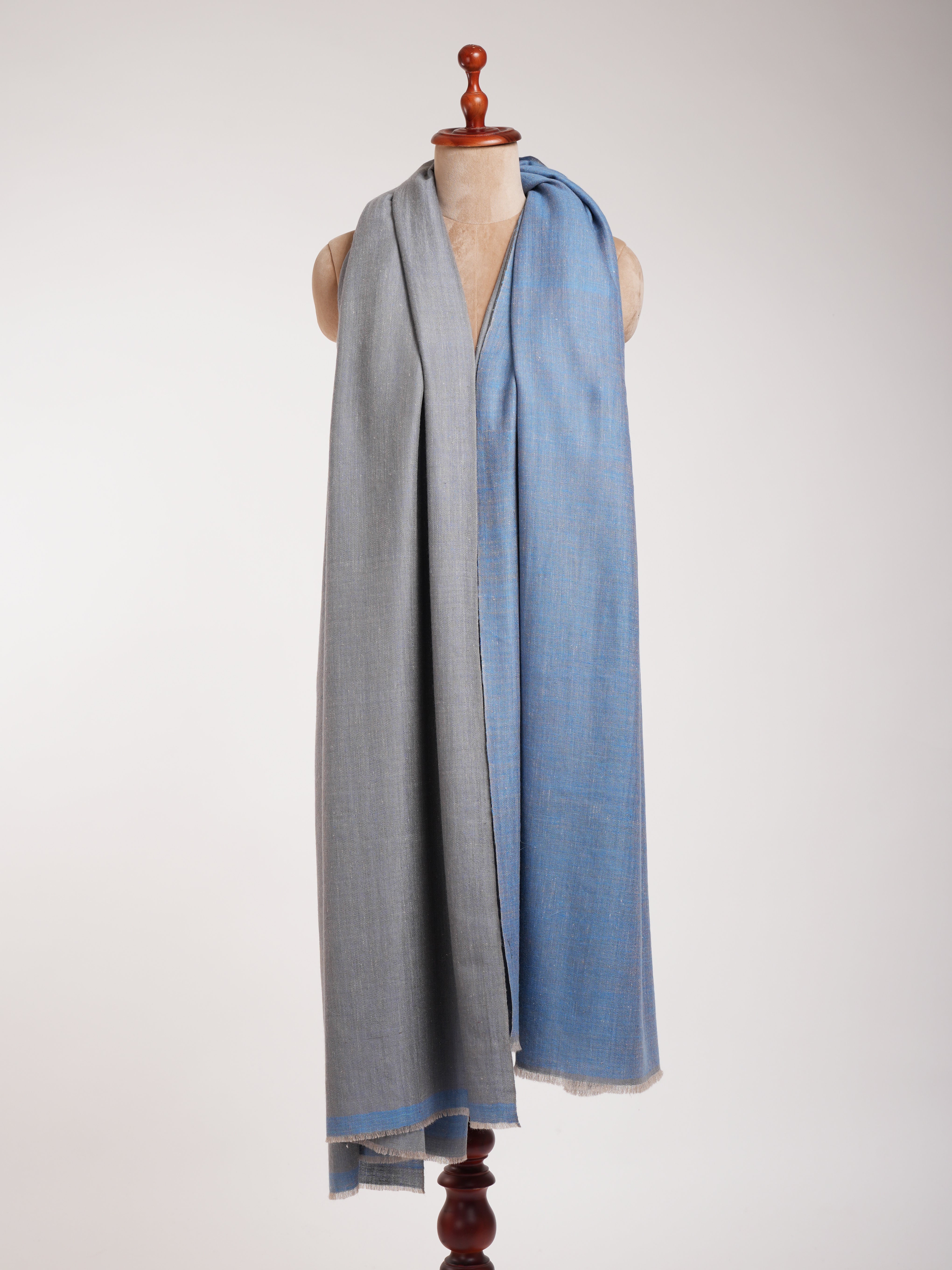 Stola oversize in pashmina blu Dorukha realizzata a mano