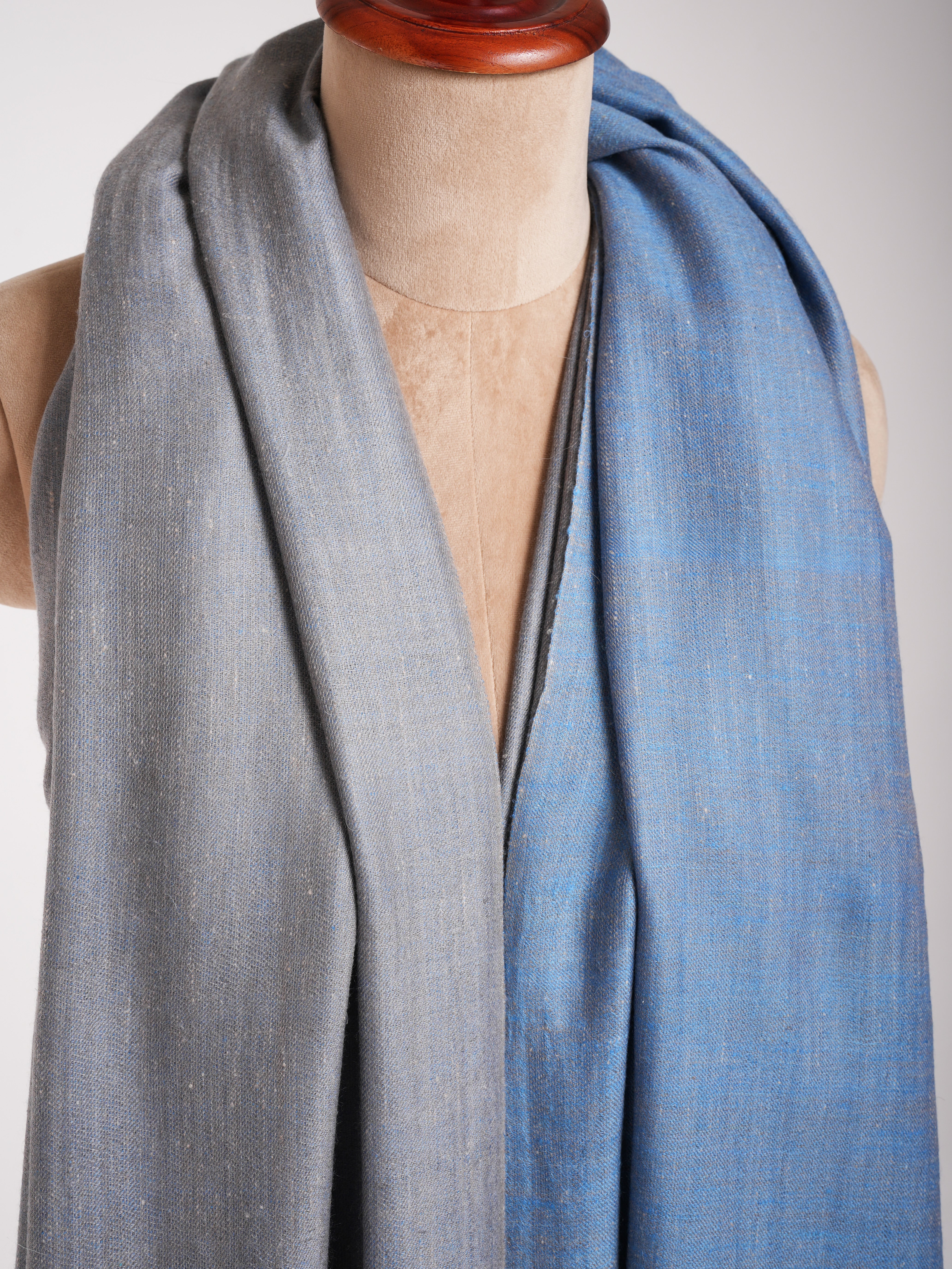 Stola oversize in pashmina blu Dorukha realizzata a mano