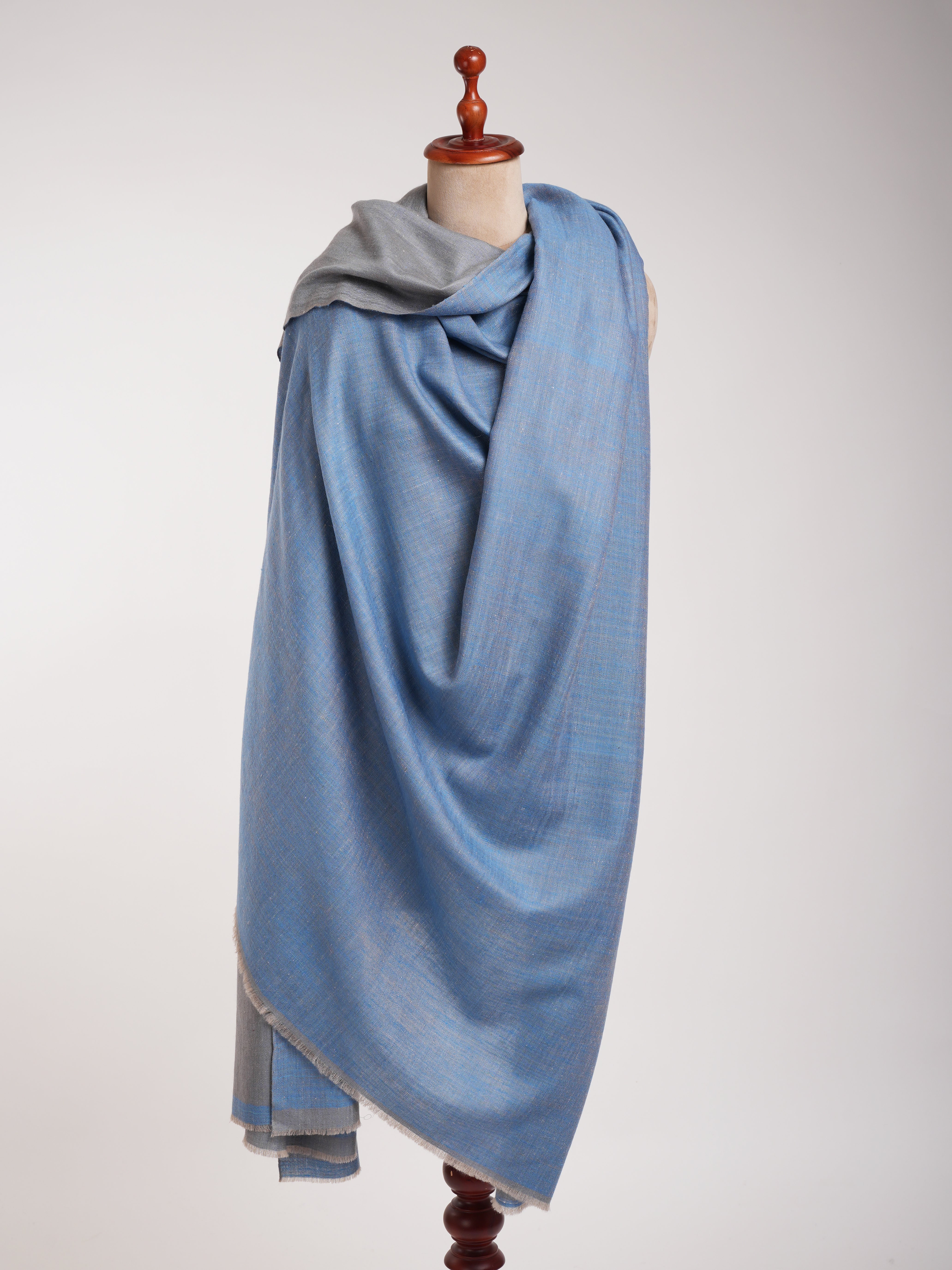 Stola oversize in pashmina blu Dorukha realizzata a mano