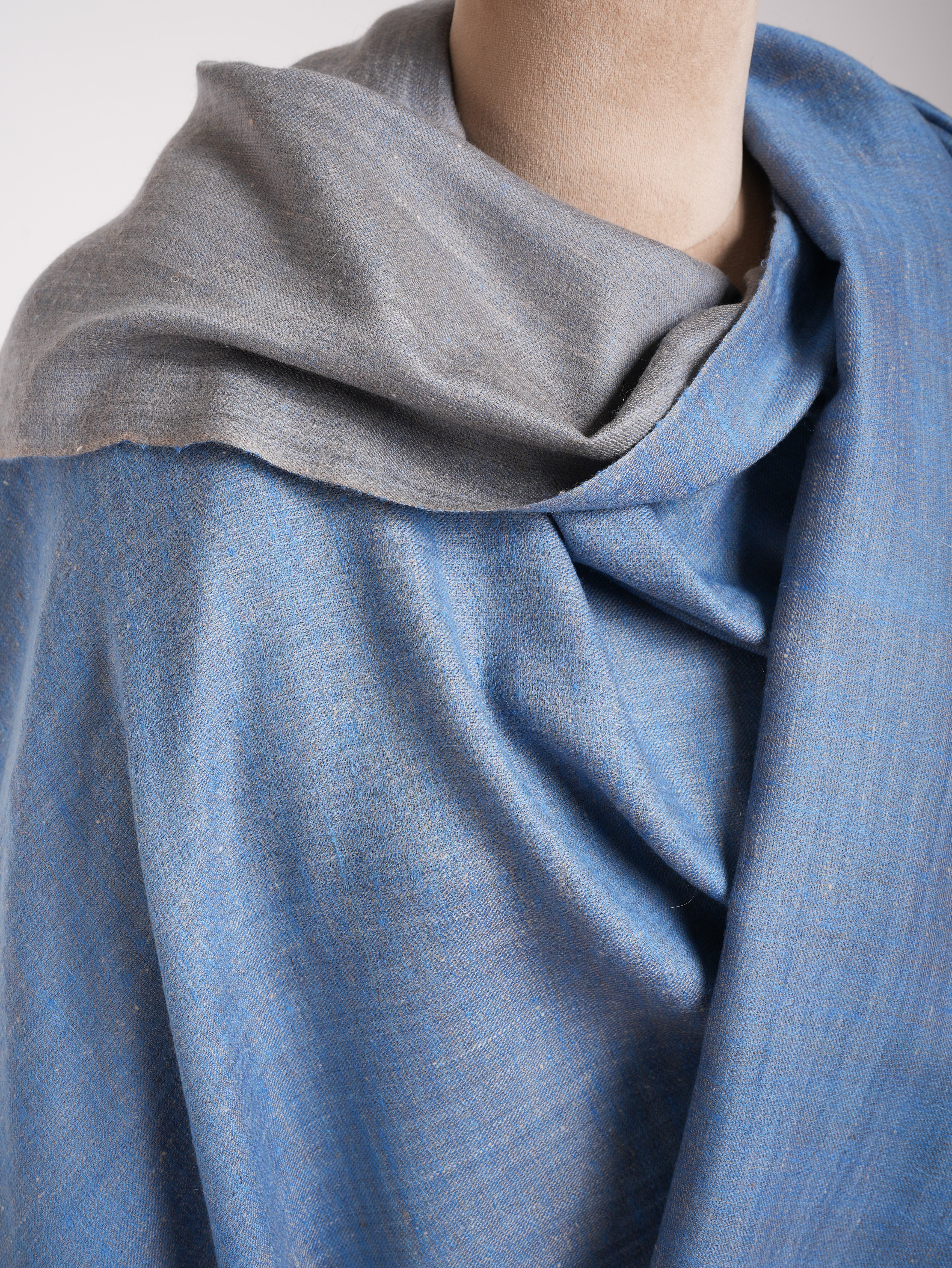 Stola oversize in pashmina blu Dorukha realizzata a mano