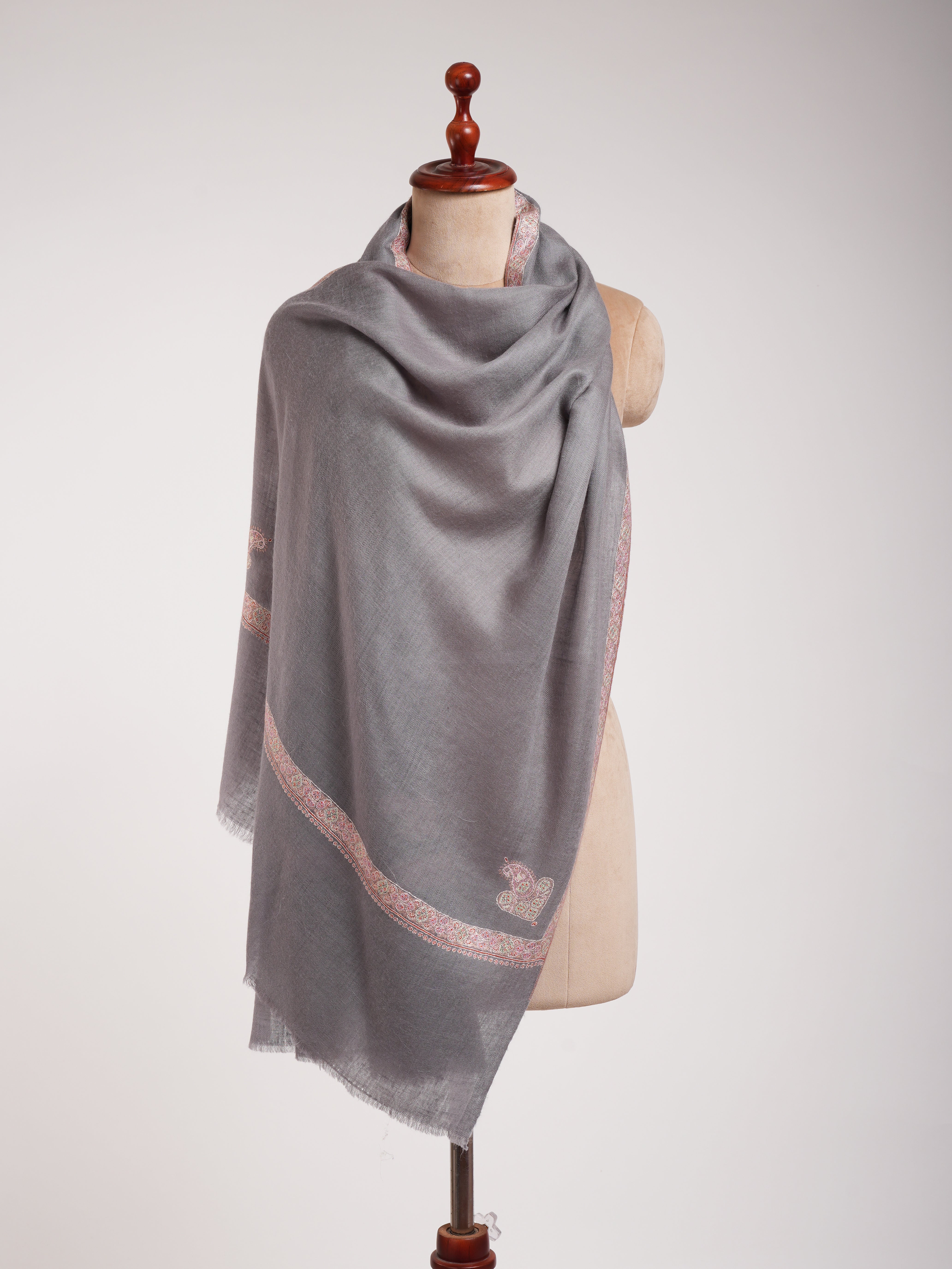 Stole di cashmere artistico ricamato grigio