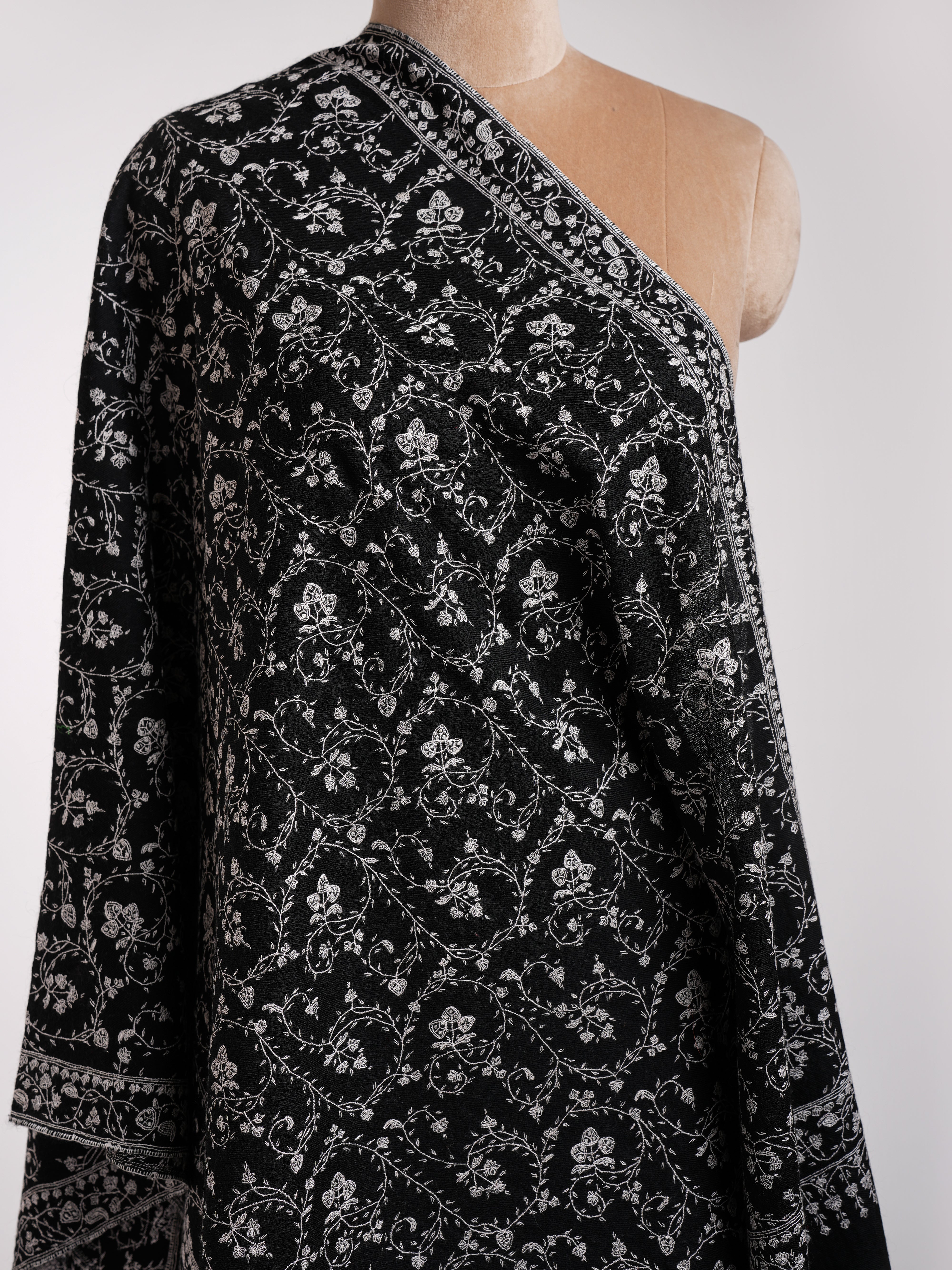 Black Cashmere Stole con ricamo sozni grigio
