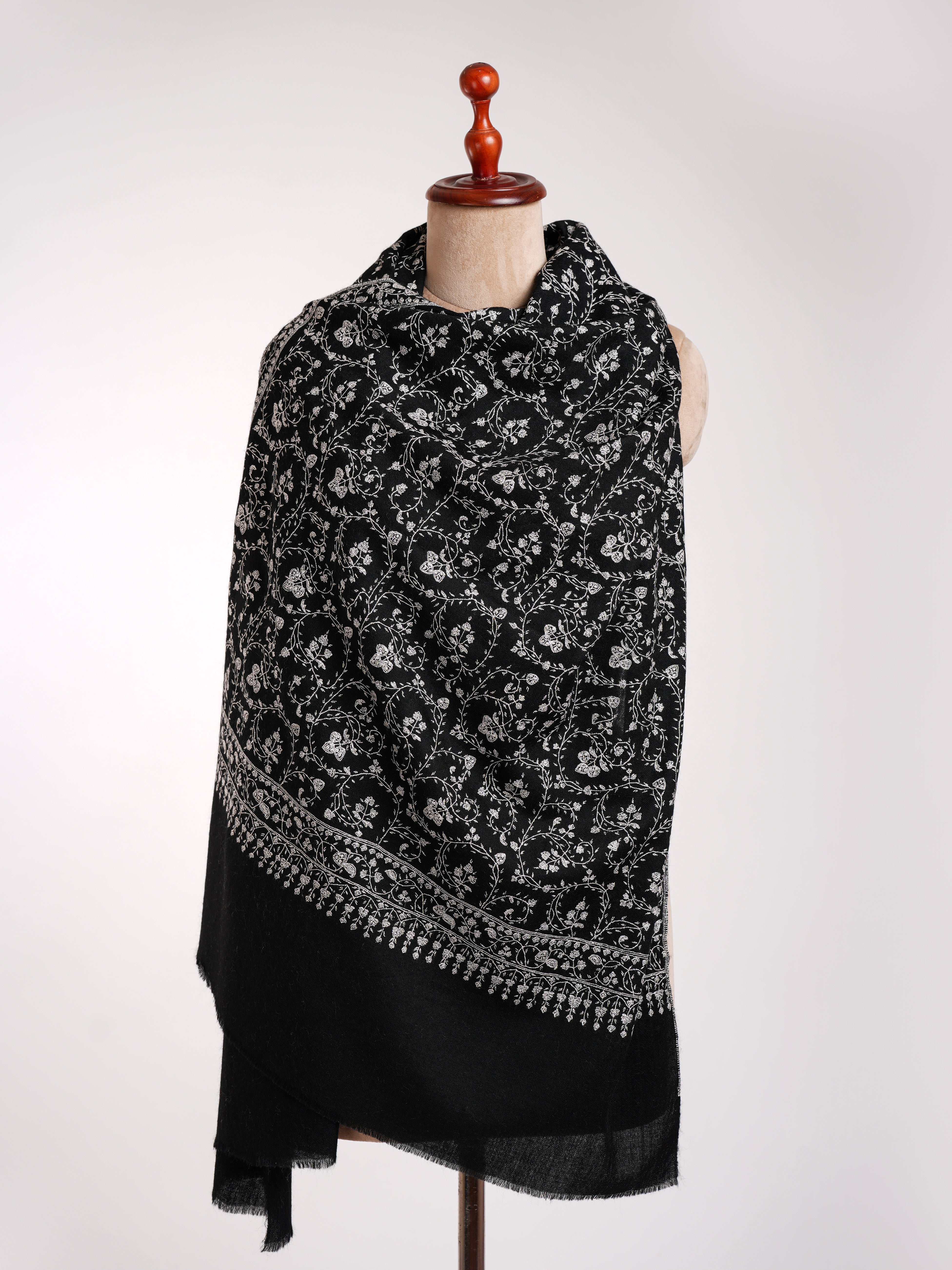 Black Cashmere Stole con ricamo sozni grigio