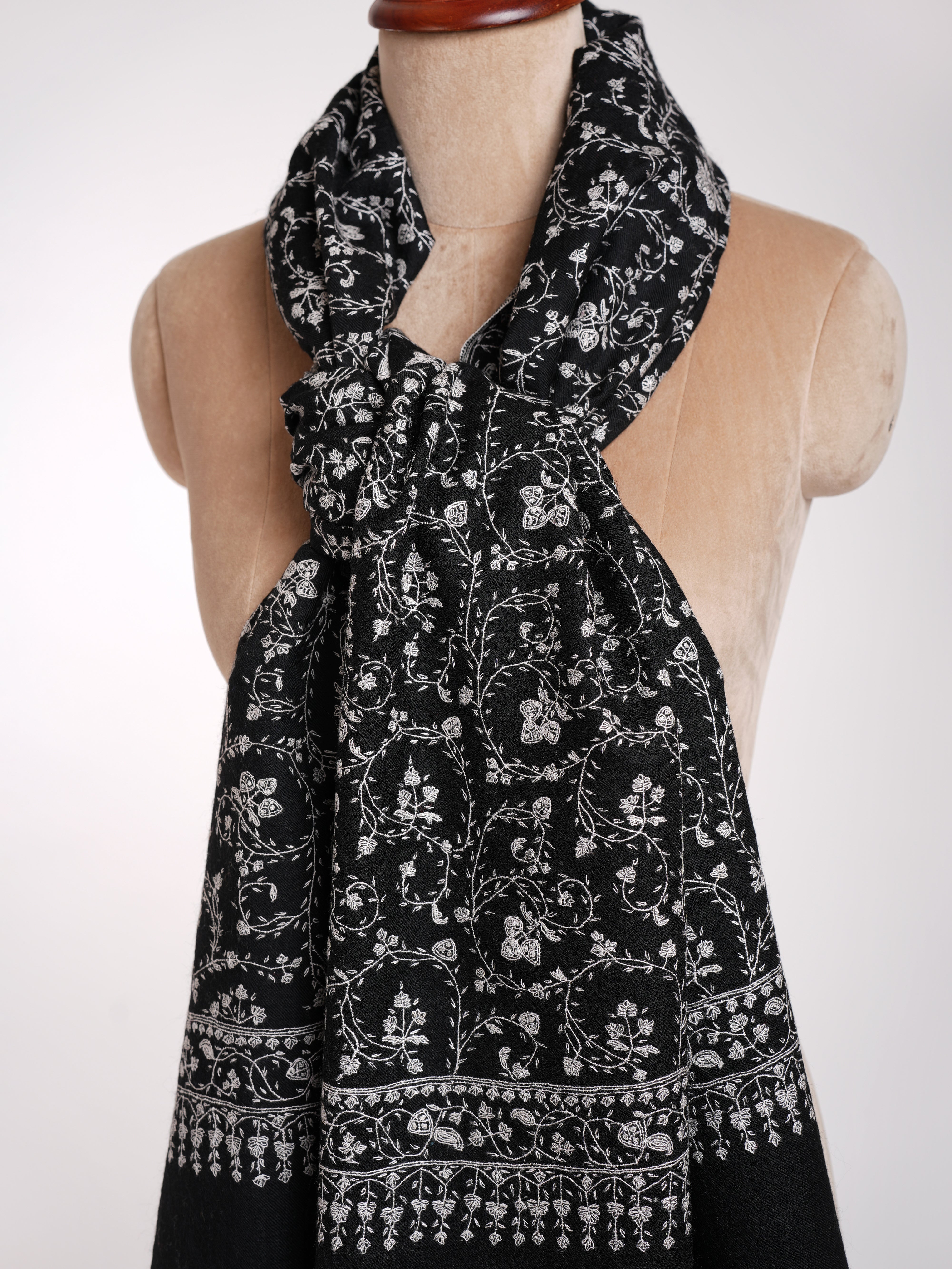 Black Cashmere Stole con ricamo sozni grigio