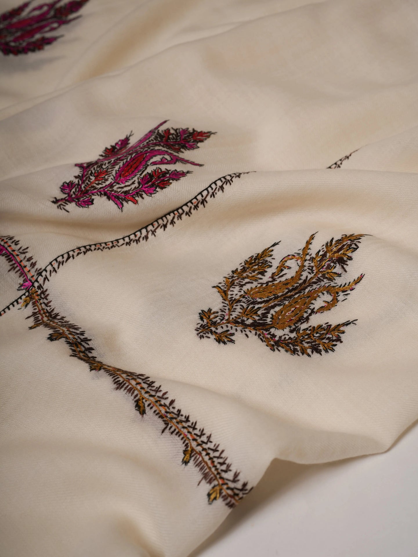 White Aksi Hand Embroidered Fine Wool Shawl Shahkaar