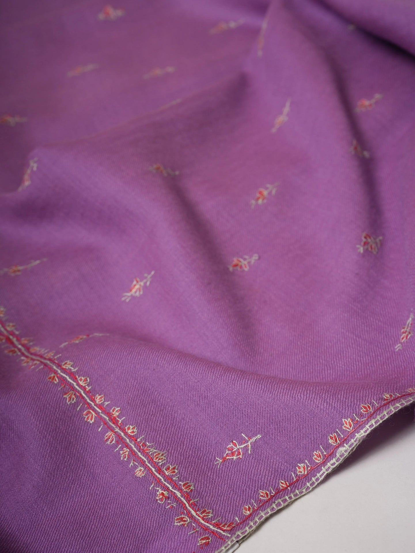 Lavender Machie Buteh Hand Embroidered Fine Wool Shawl Shahkaar