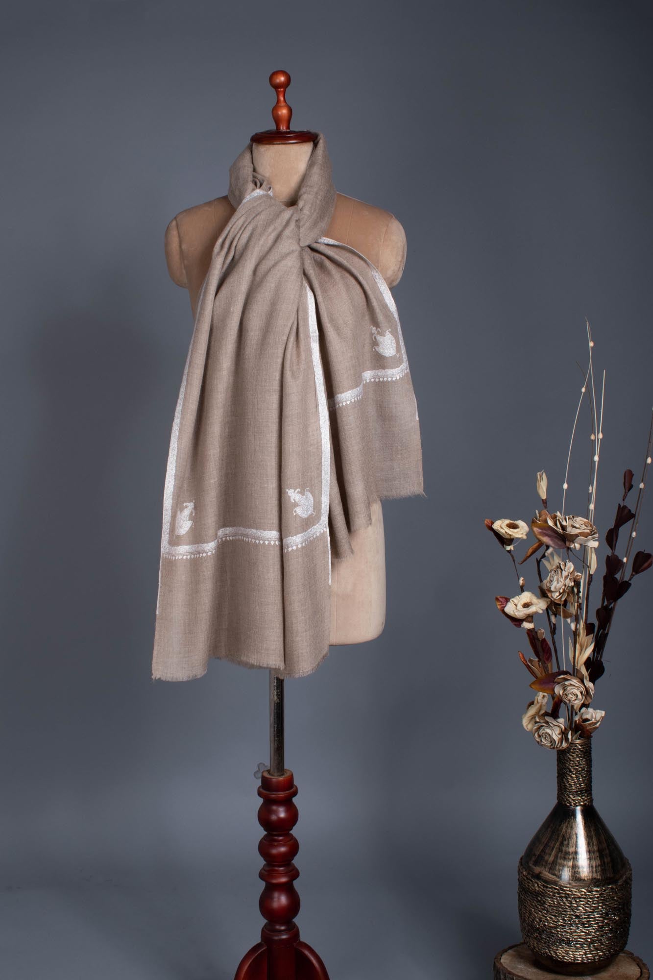 Grey integrato a mano ricamato artisticamente Pashmina Wrap - Street