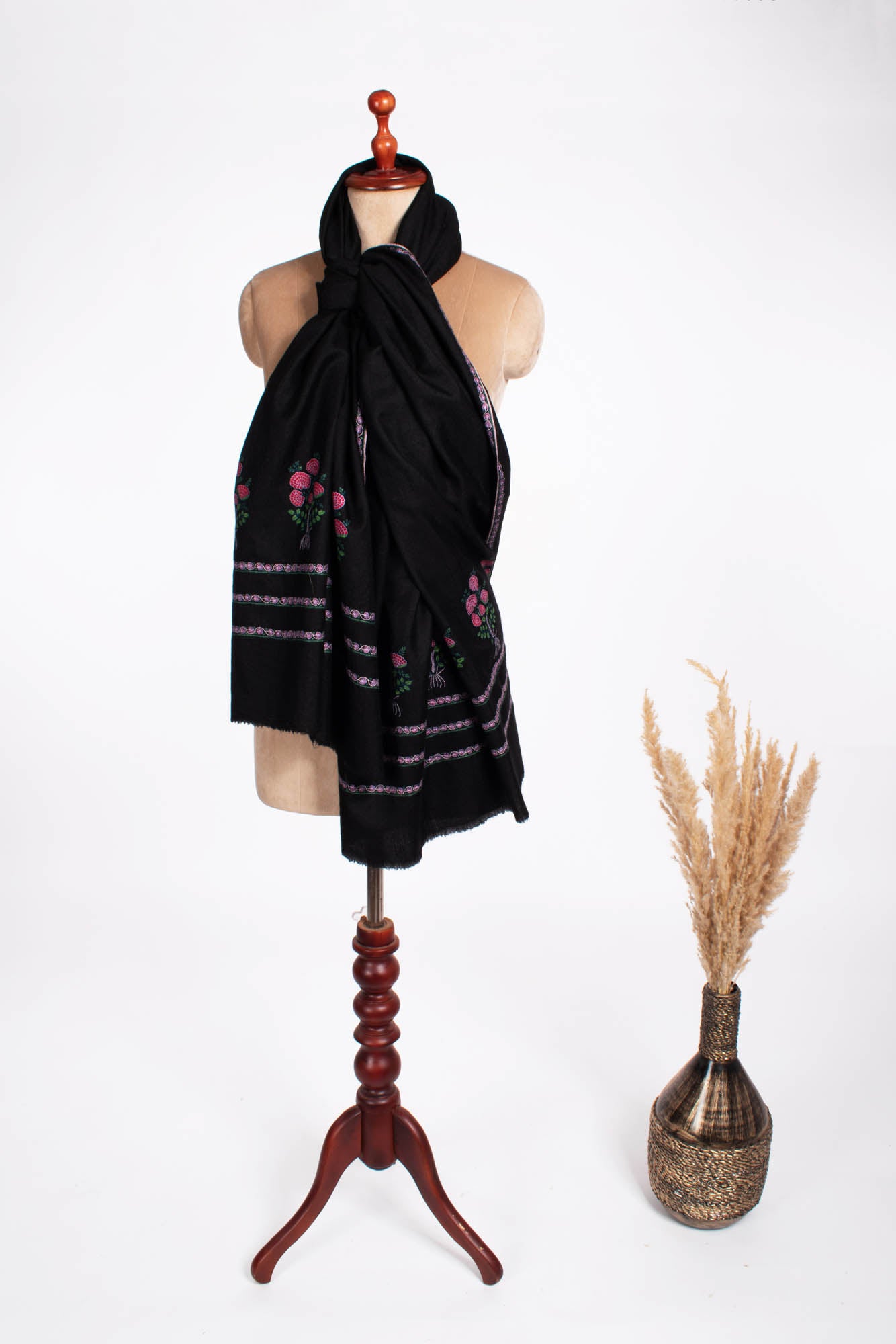 黑色Mughal Motif Kashmiri Pashmina-窗户
