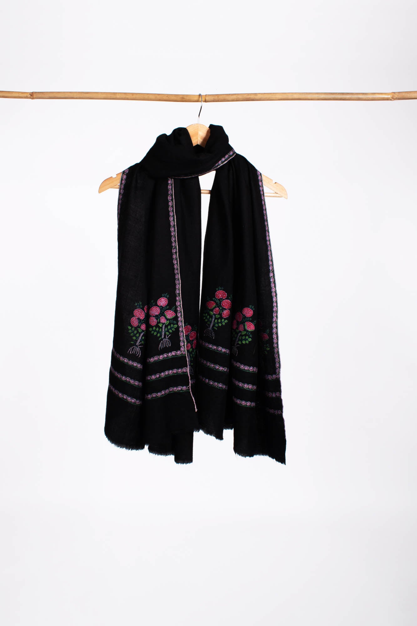 黑色Mughal Motif Kashmiri Pashmina-窗户