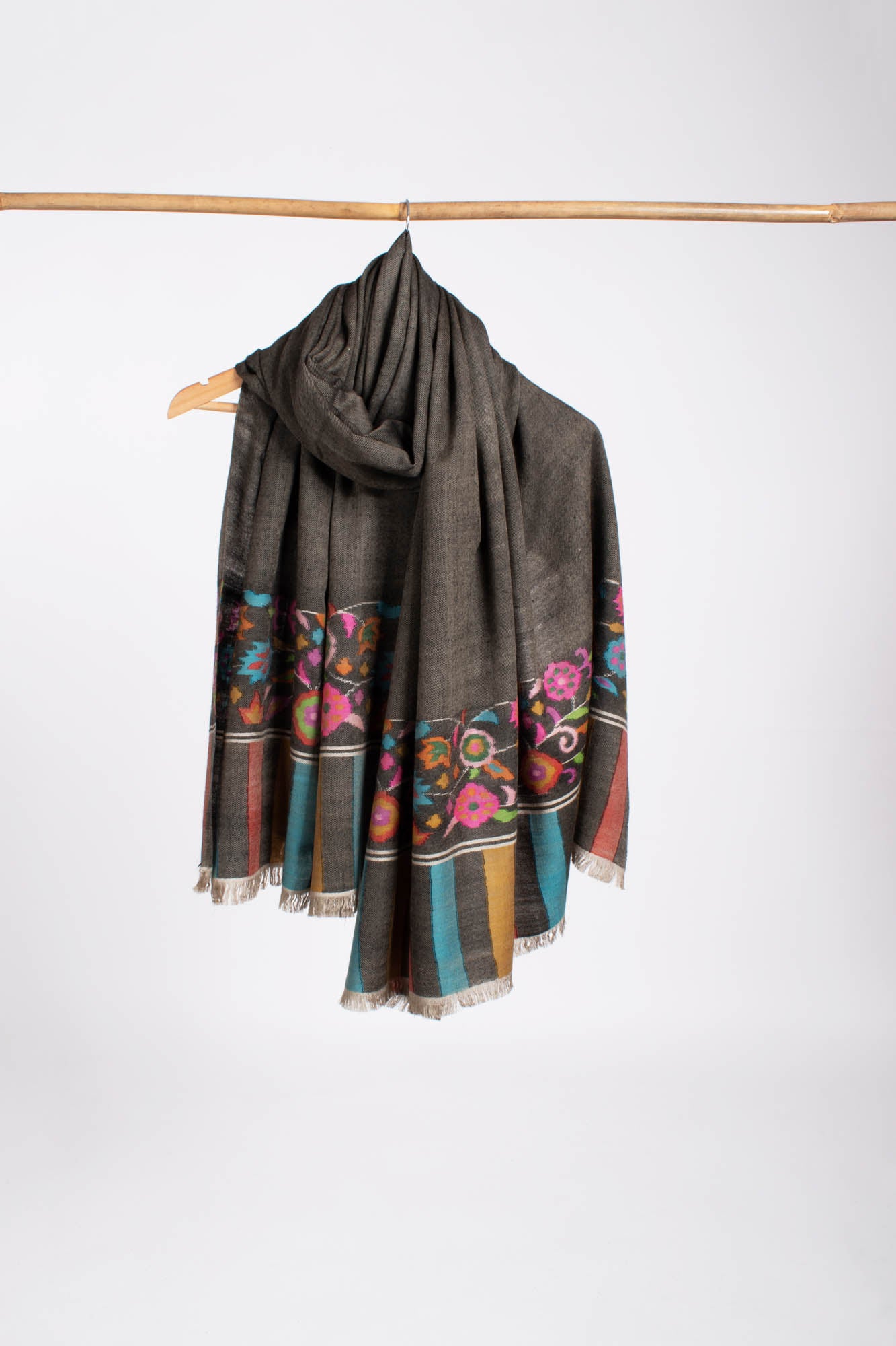 木炭黑色花卉kani pashmina披肩 - 金曼