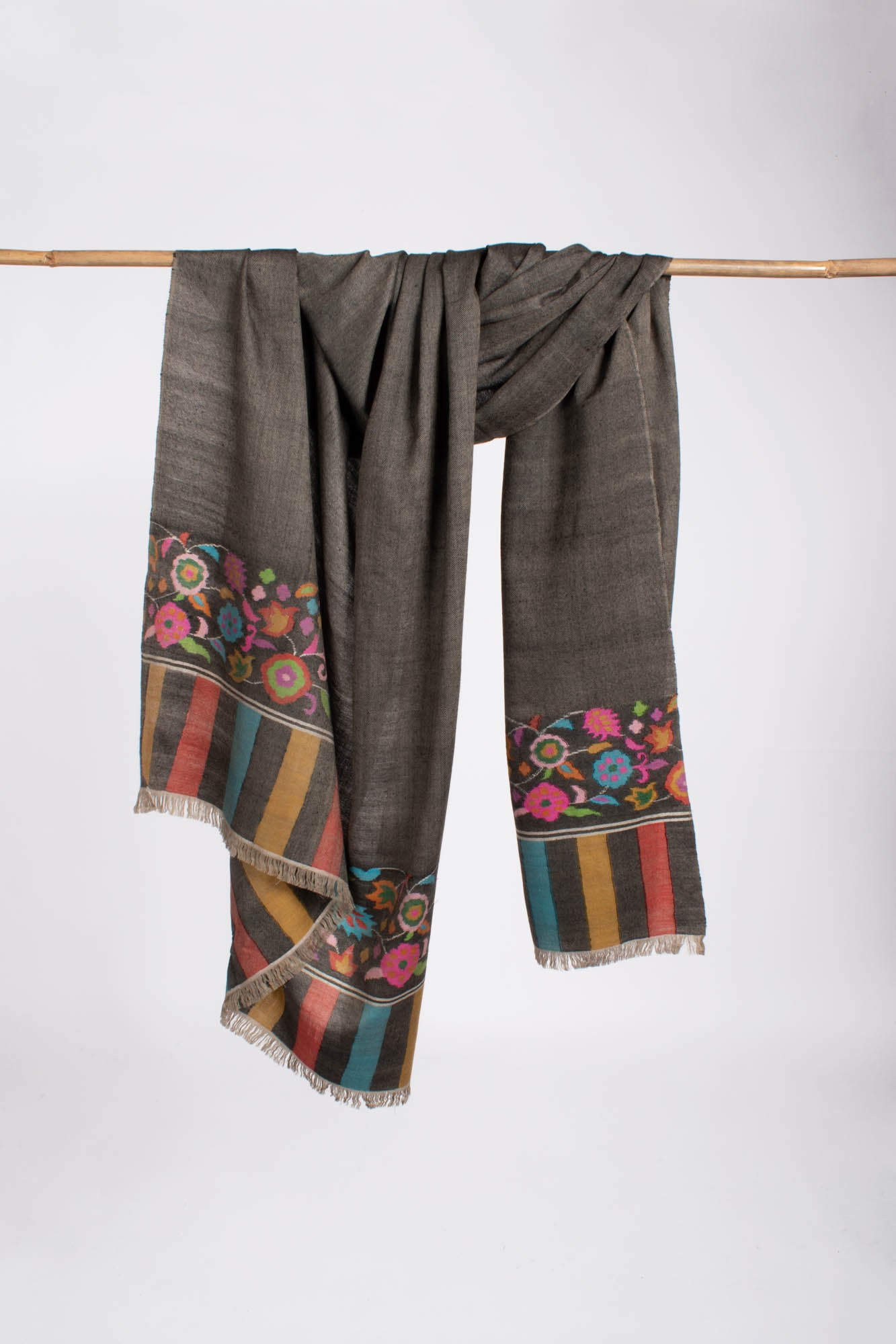 木炭黑色花卉kani pashmina披肩 - 金曼