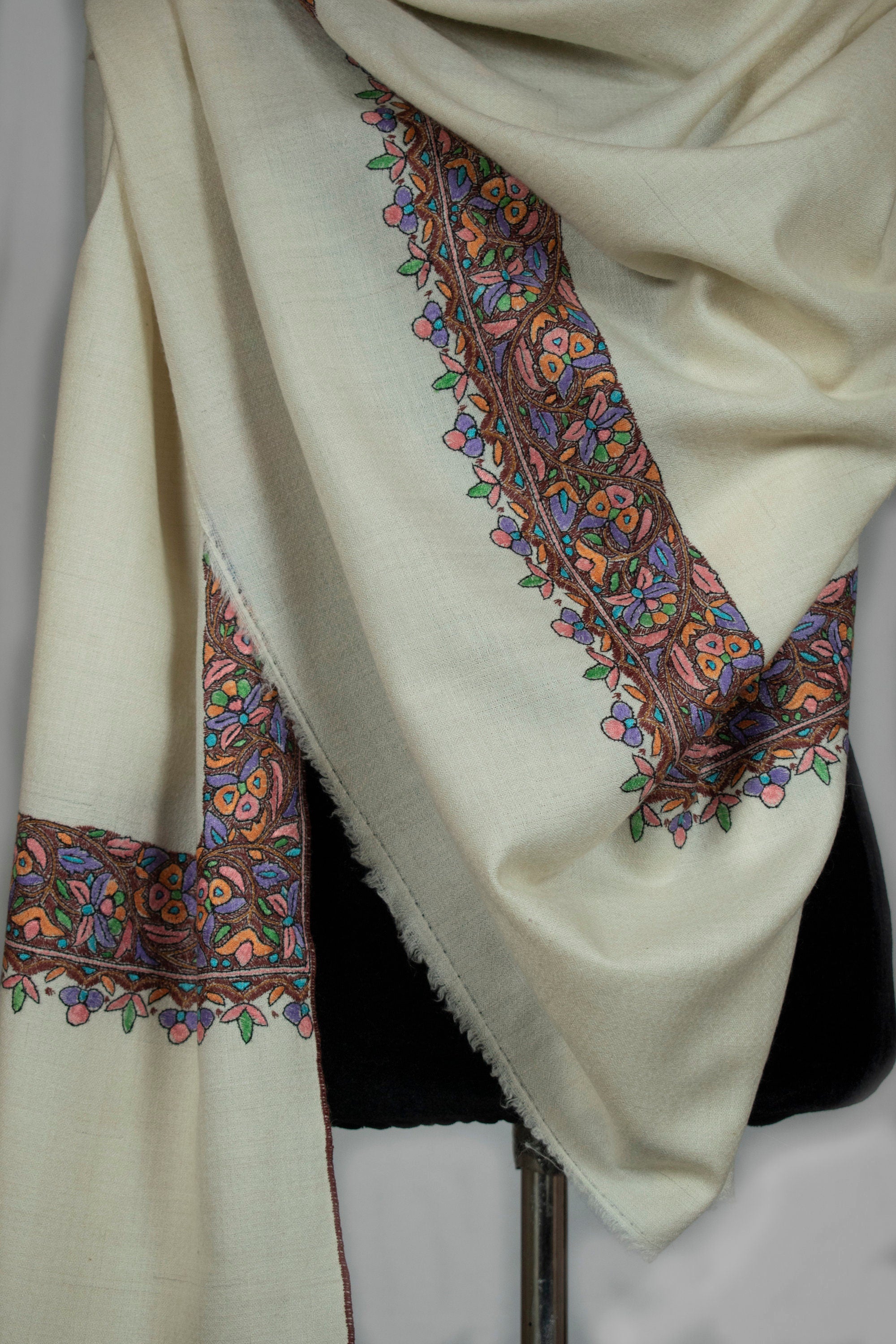 经过认证的边境Sozni Pure Pashmina/Cashmere围巾/披肩,手工编织的手工织机和手工绣在克什米尔,豪华,杰作。