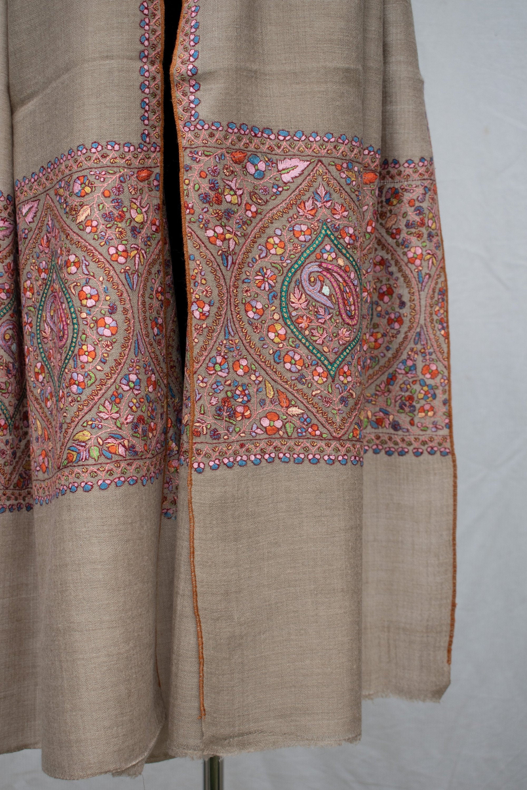 Palla Hand Sozni Pure Pashmina/Cashmere围巾,手工编织在手织机上,手工绣在克什米尔,豪华,杰作。