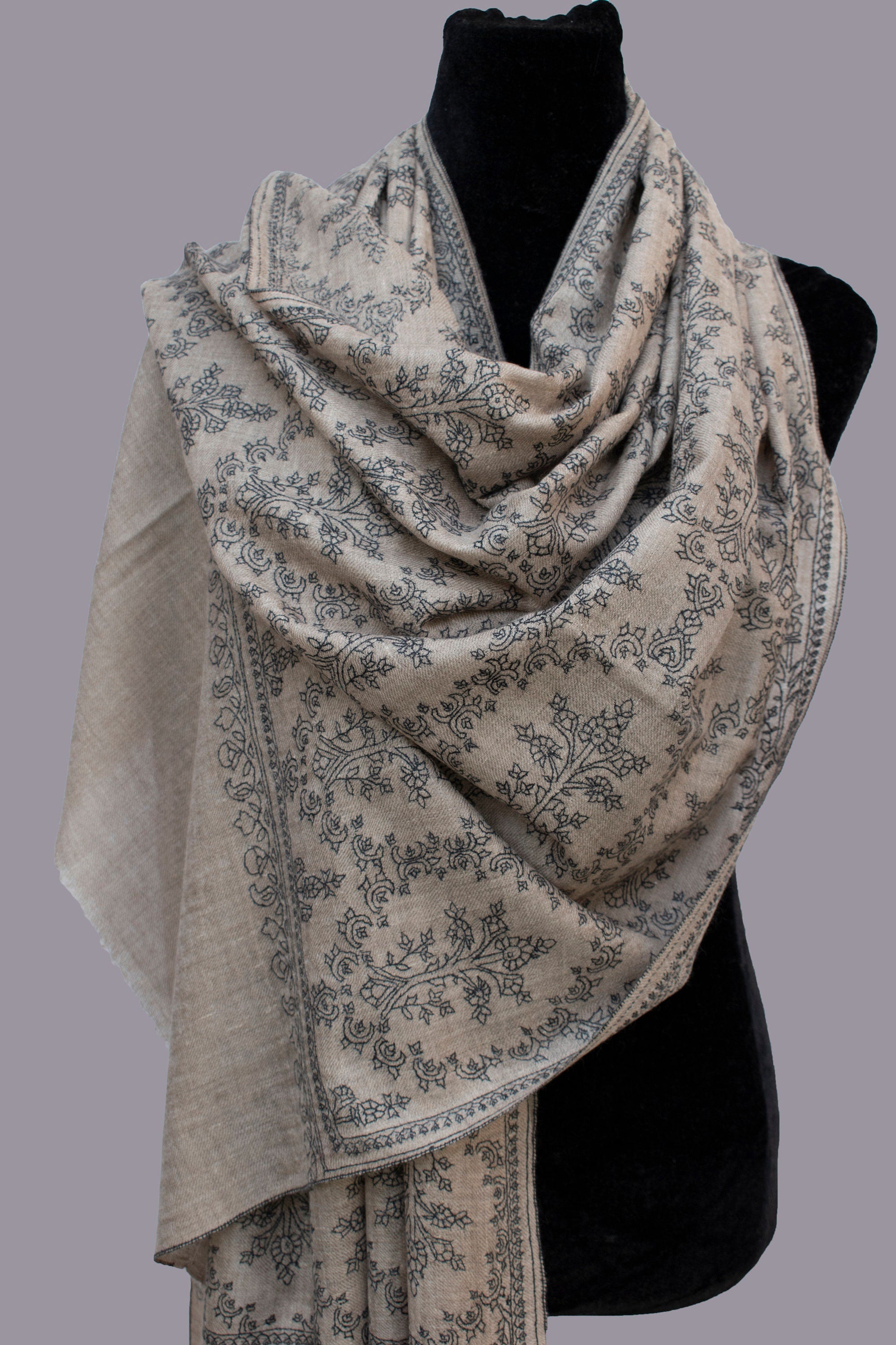 Sciarpa di pura pashmina naturale grigia Avvolgente in cashmere Jali, tessuto a mano, ricamato a mano