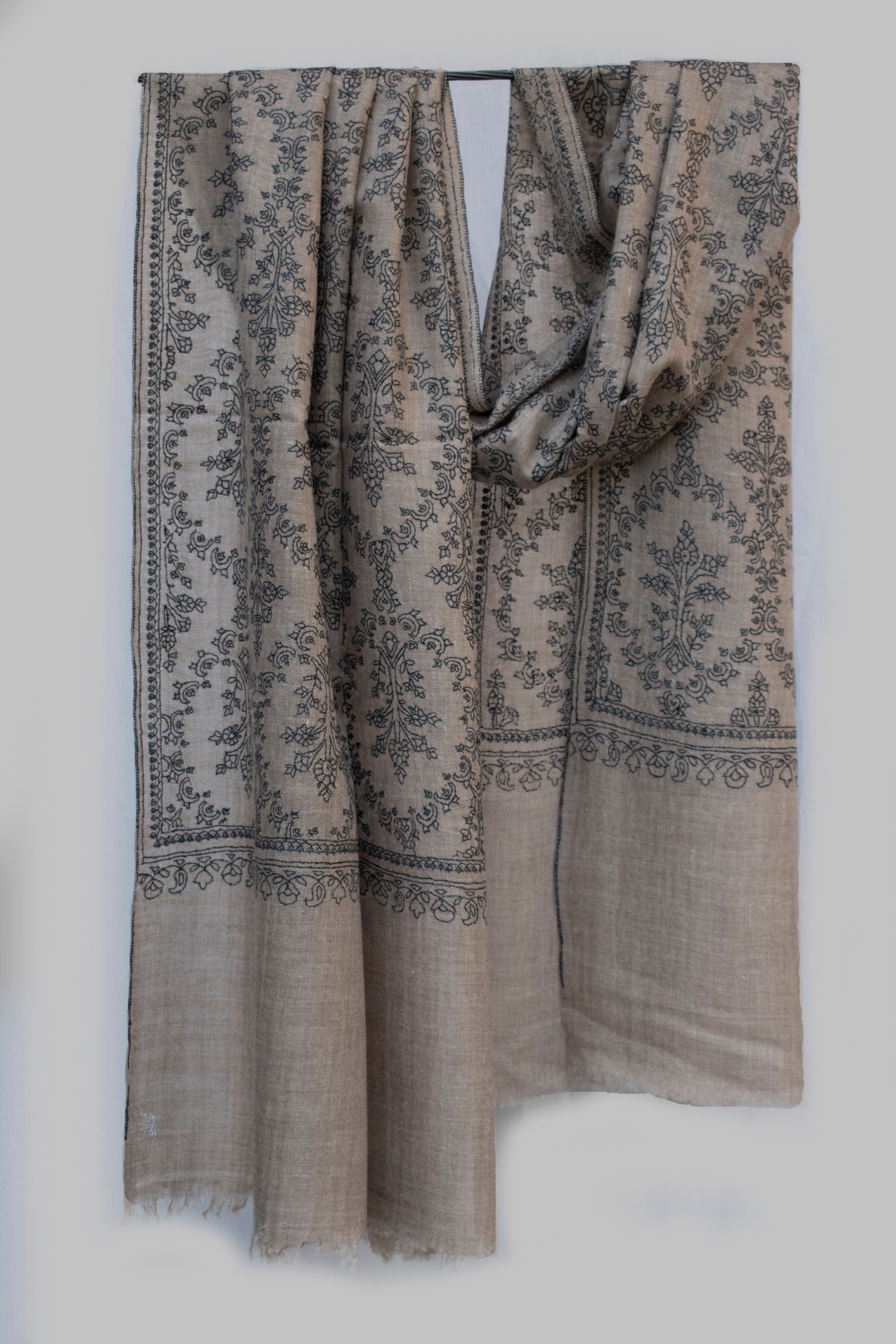 Sciarpa di pura pashmina naturale grigia Avvolgente in cashmere Jali, tessuto a mano, ricamato a mano