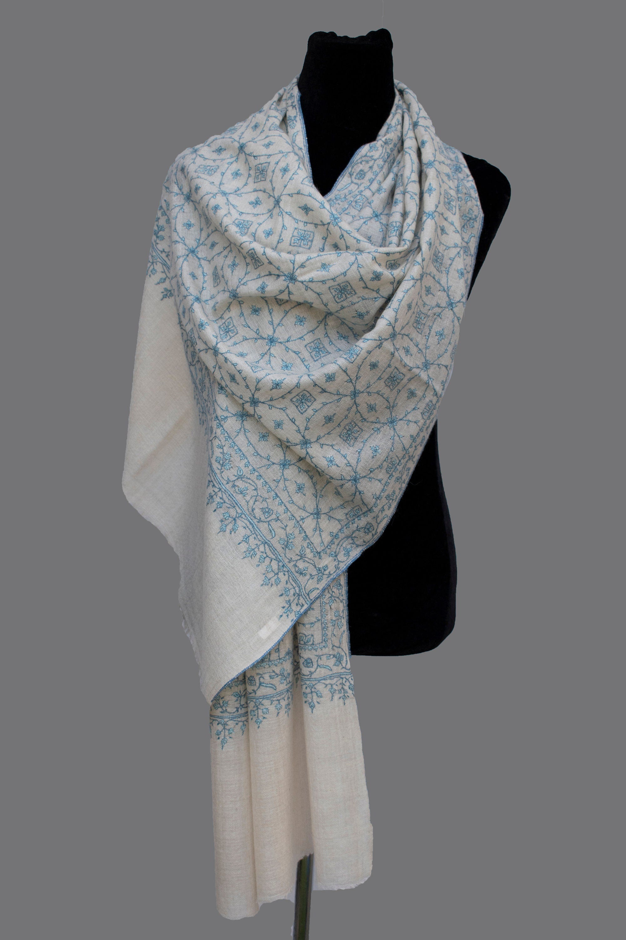 Enveloppement d’écharpe Pashmina en pur cachemire blanc avec broderie all-over, métier à tisser à main, broderie à la main