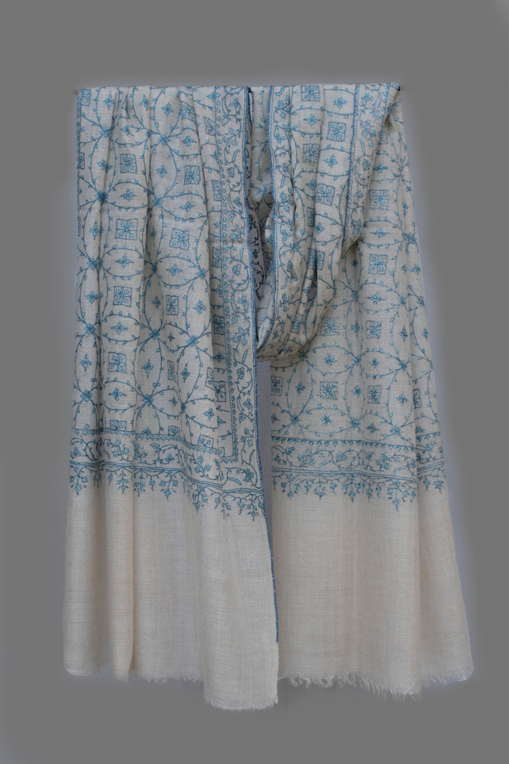 Enveloppement d’écharpe Pashmina en pur cachemire blanc avec broderie all-over, métier à tisser à main, broderie à la main