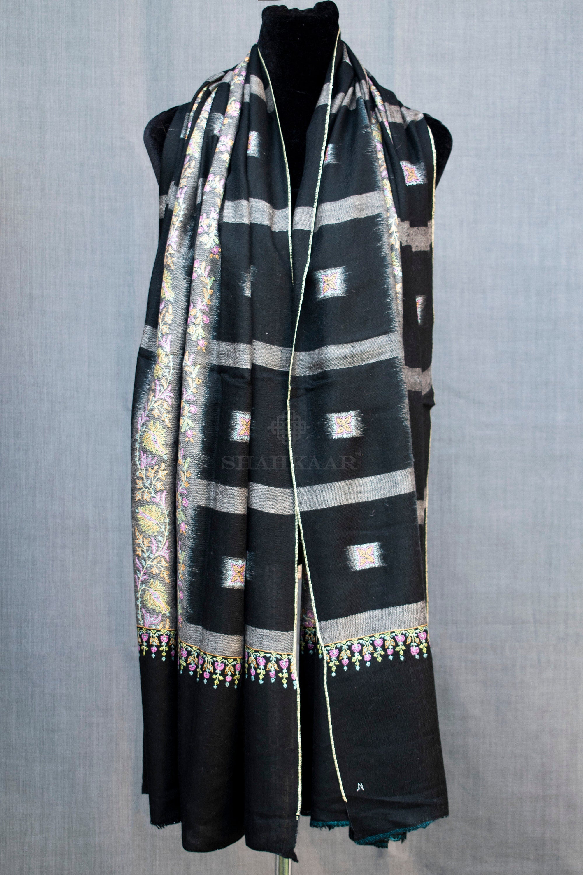Ikat Weave Black Sozni Pure Pashmina/Scialle/Avvolgimento in cashmere, tessuto a mano su telaio a mano e ricamato a mano in Kashmir
