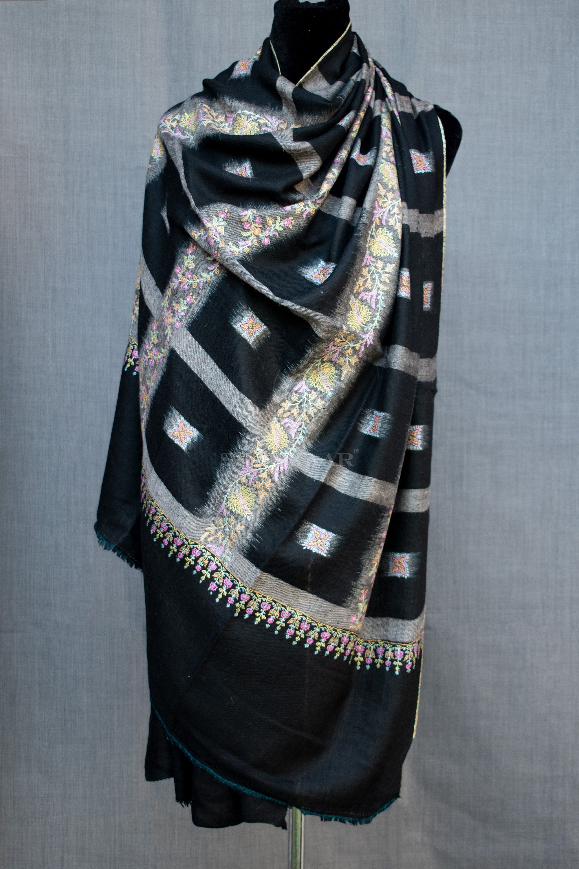 Ikat Weave Black Sozni Pure Pashmina/Scialle/Avvolgimento in cashmere, tessuto a mano su telaio a mano e ricamato a mano in Kashmir