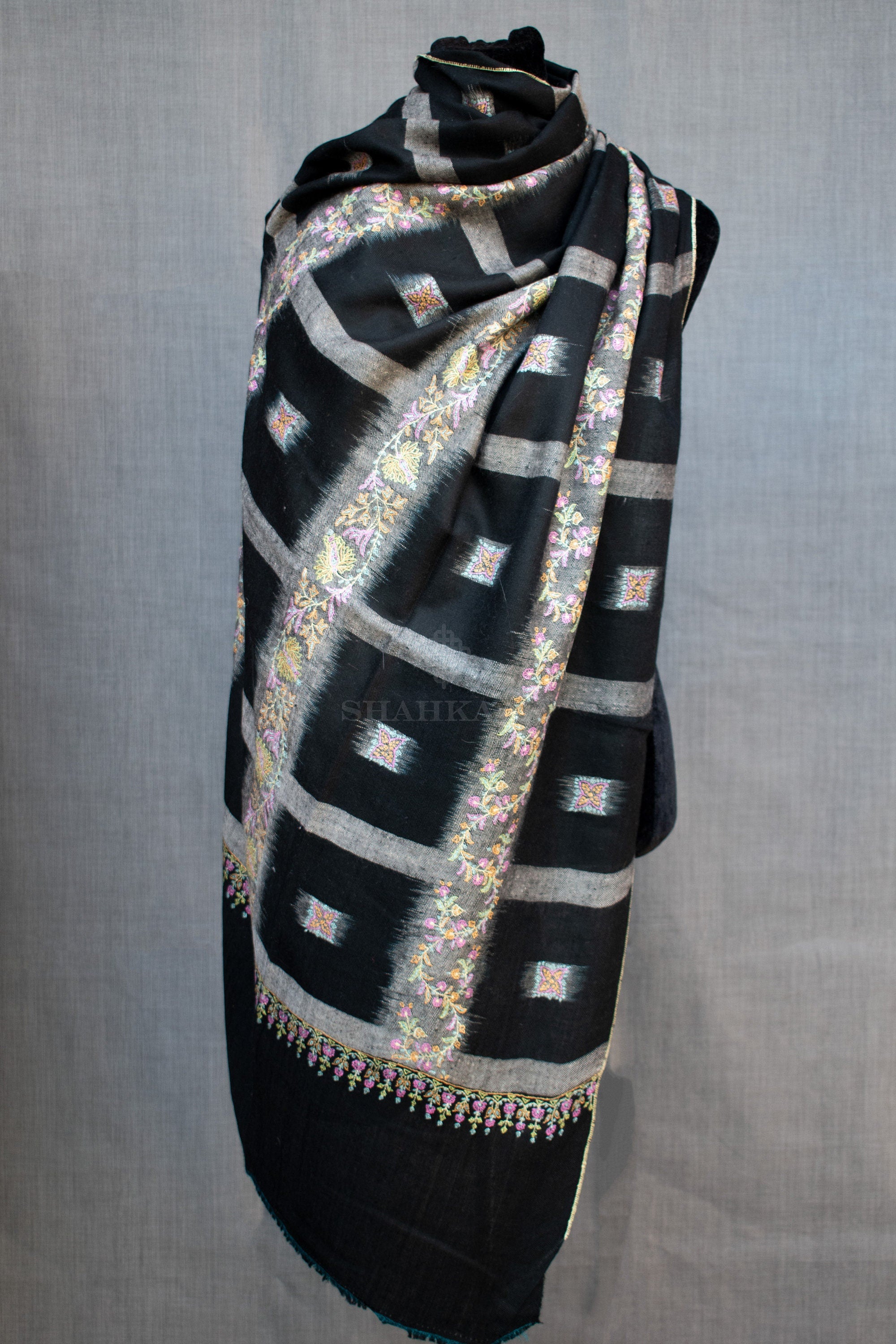 Ikat Weave Black Sozni Pure Pashmina/Scialle/Avvolgimento in cashmere, tessuto a mano su telaio a mano e ricamato a mano in Kashmir