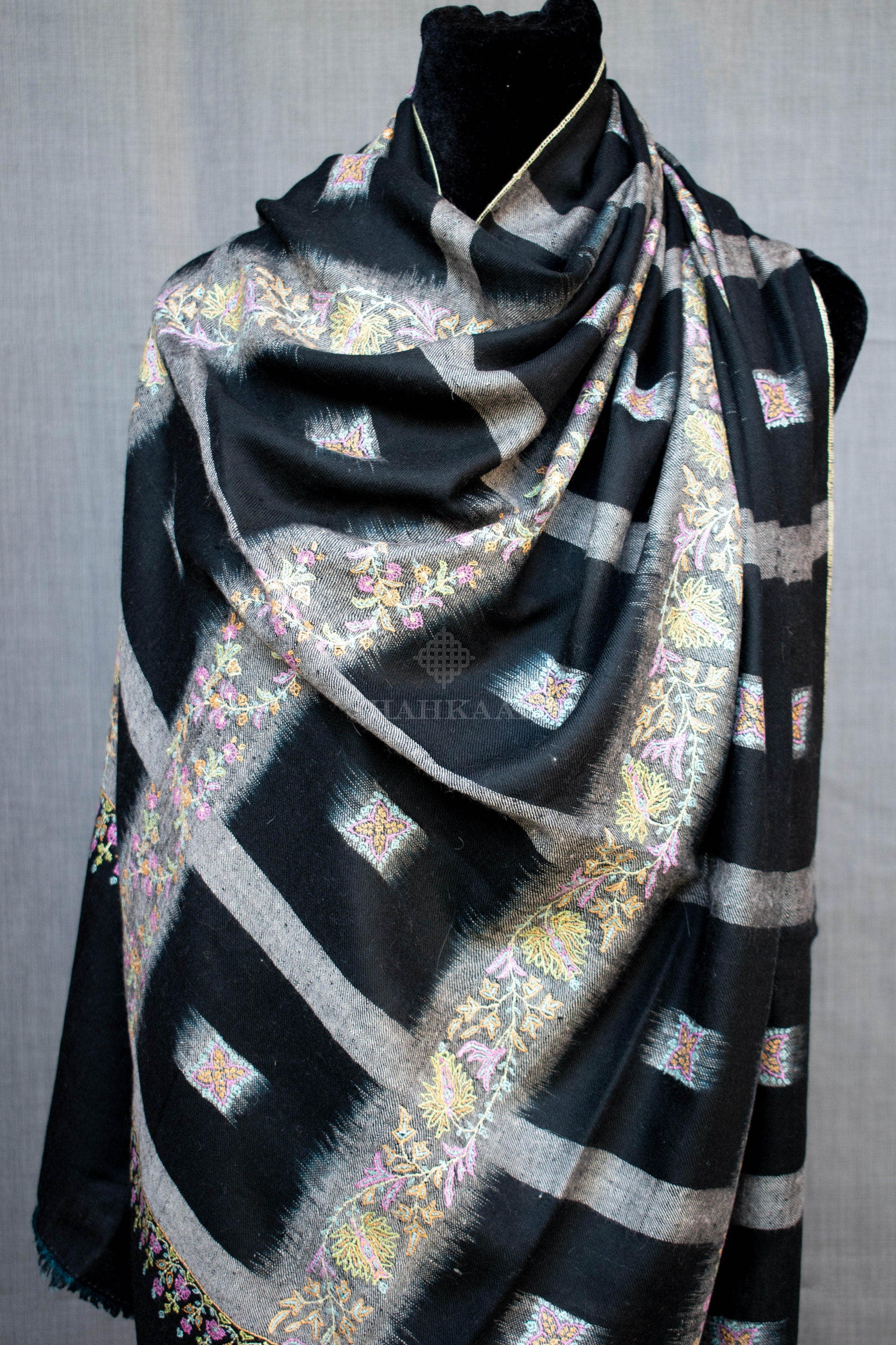 Ikat Weave Black Sozni Pure Pashmina/Scialle/Avvolgimento in cashmere, tessuto a mano su telaio a mano e ricamato a mano in Kashmir