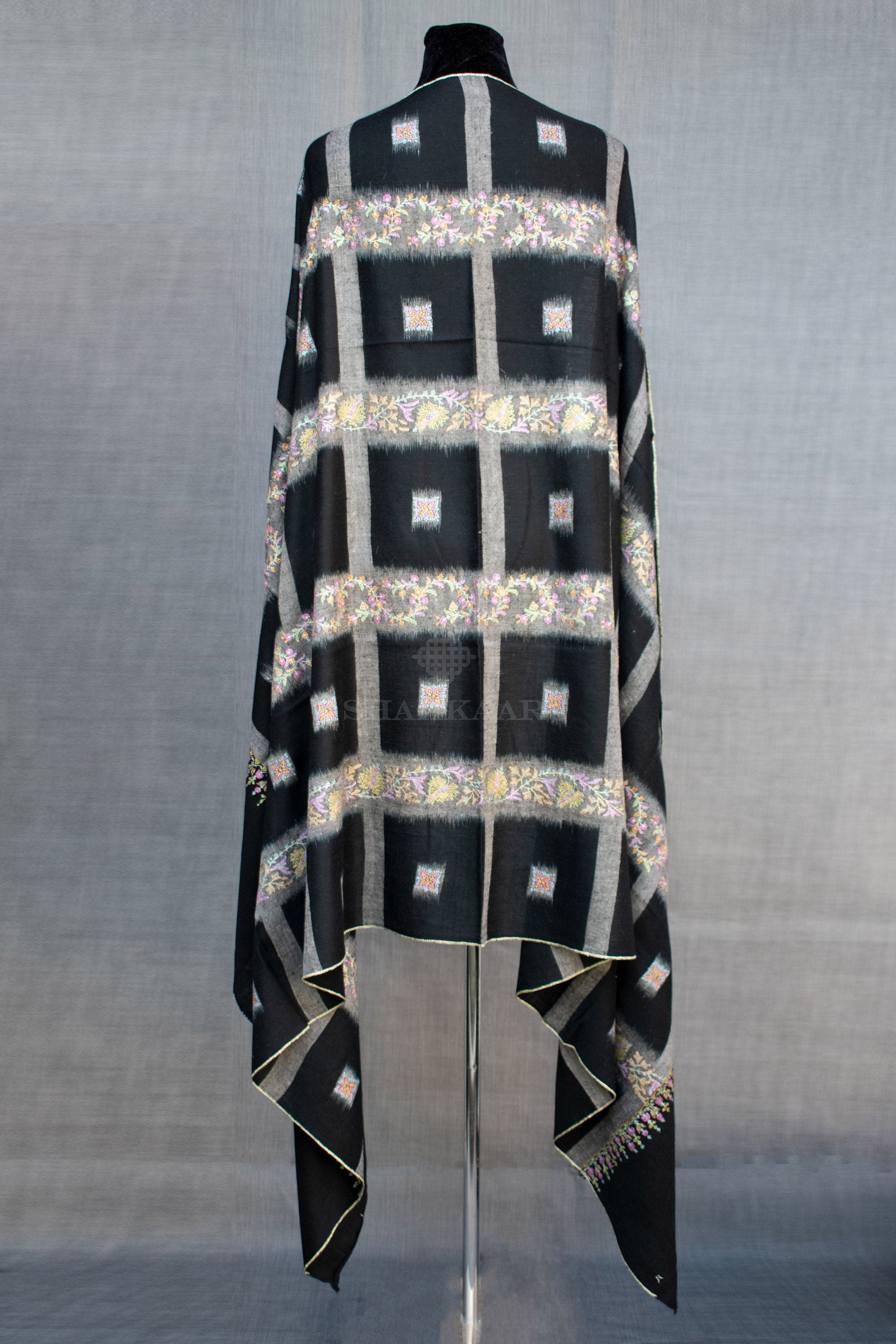 Ikat Weave Black Sozni Pure Pashmina/Scialle/Avvolgimento in cashmere, tessuto a mano su telaio a mano e ricamato a mano in Kashmir