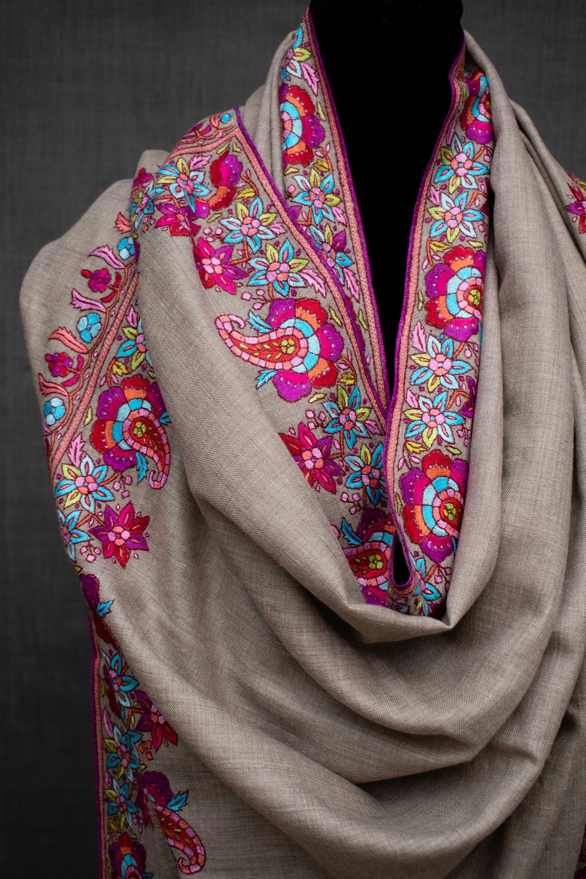 Châle Pashmina brodé en papier mâché, fabriqué au Cachemire