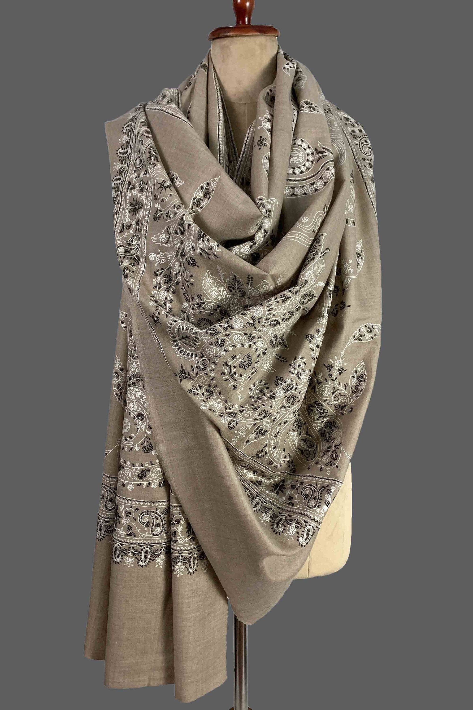 Scialle in pura pashmina naturale, ricamato e tessuto a mano in Kashmir