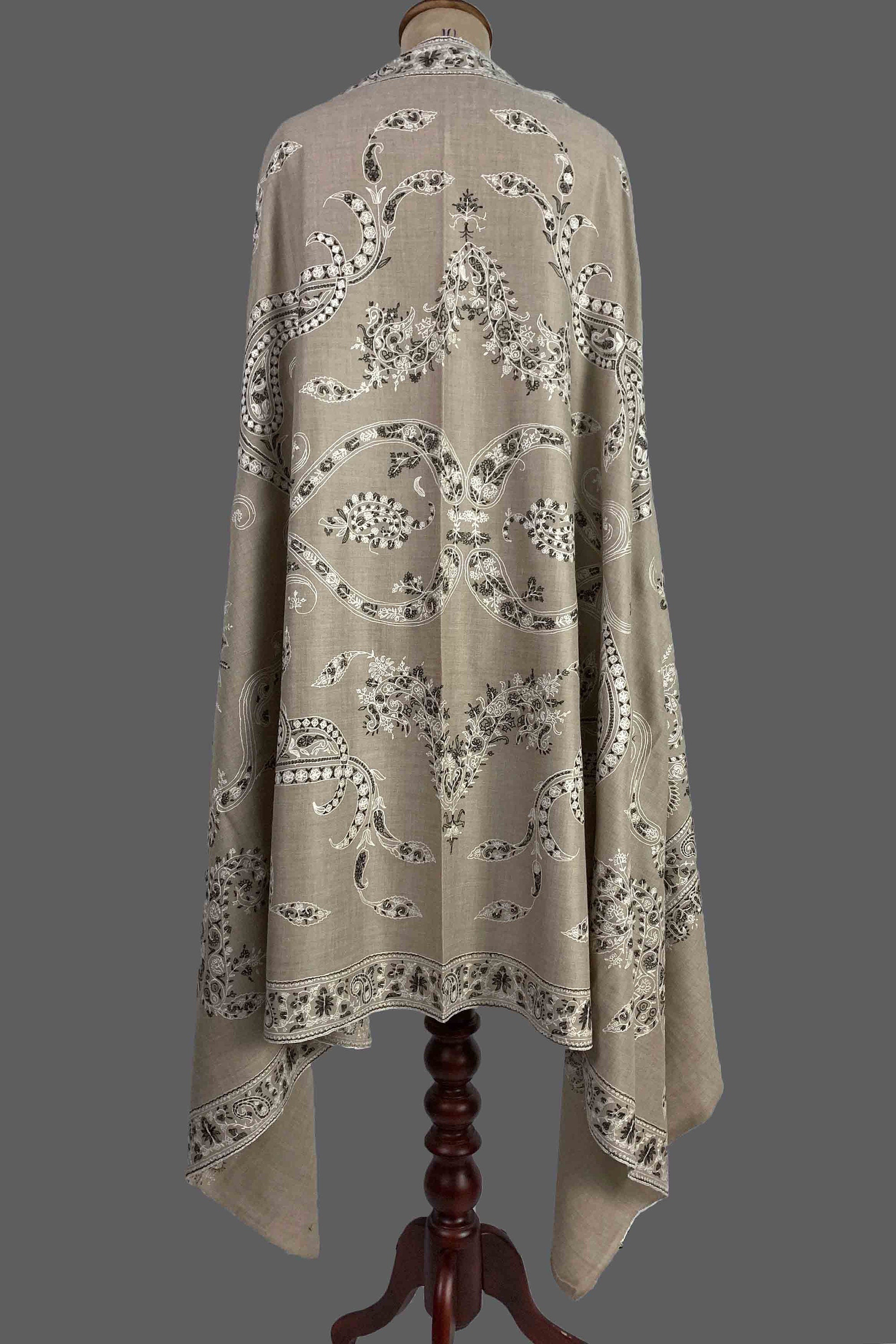 Scialle in pura pashmina naturale, ricamato e tessuto a mano in Kashmir