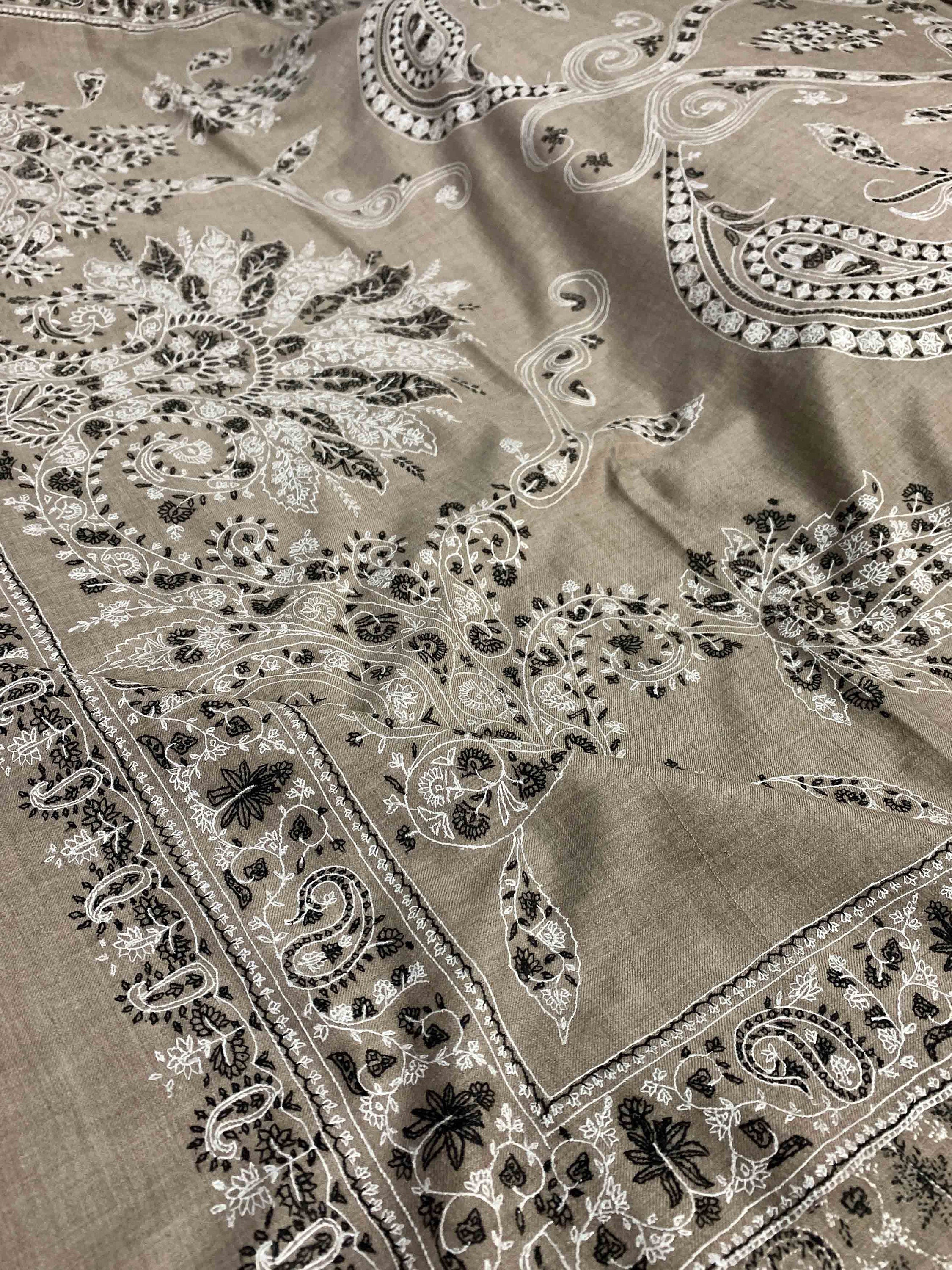 Scialle in pura pashmina naturale, ricamato e tessuto a mano in Kashmir