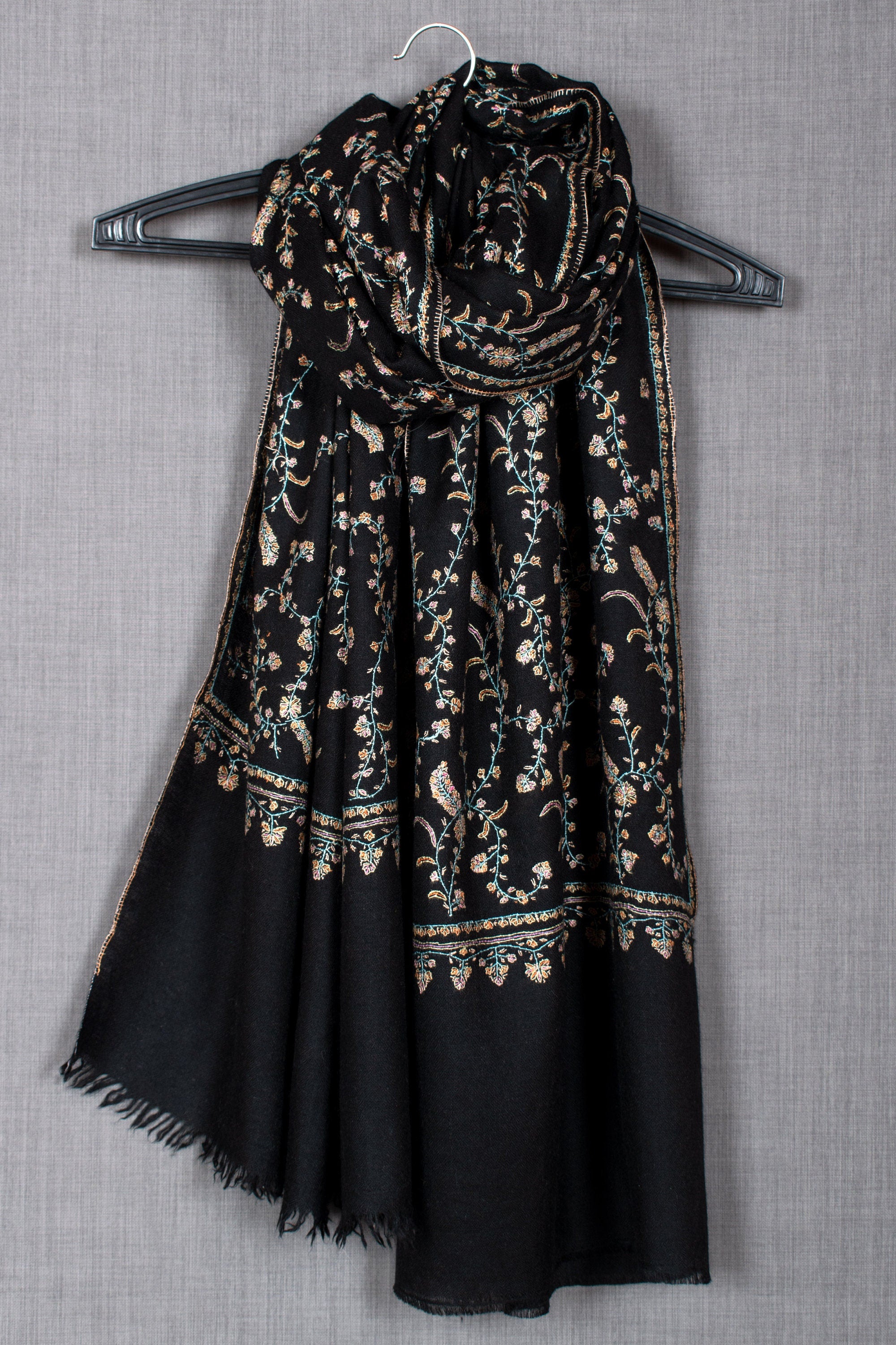Écharpe pashmina brodée Jaaldaar Cachemire, enveloppe noire, 28x80"