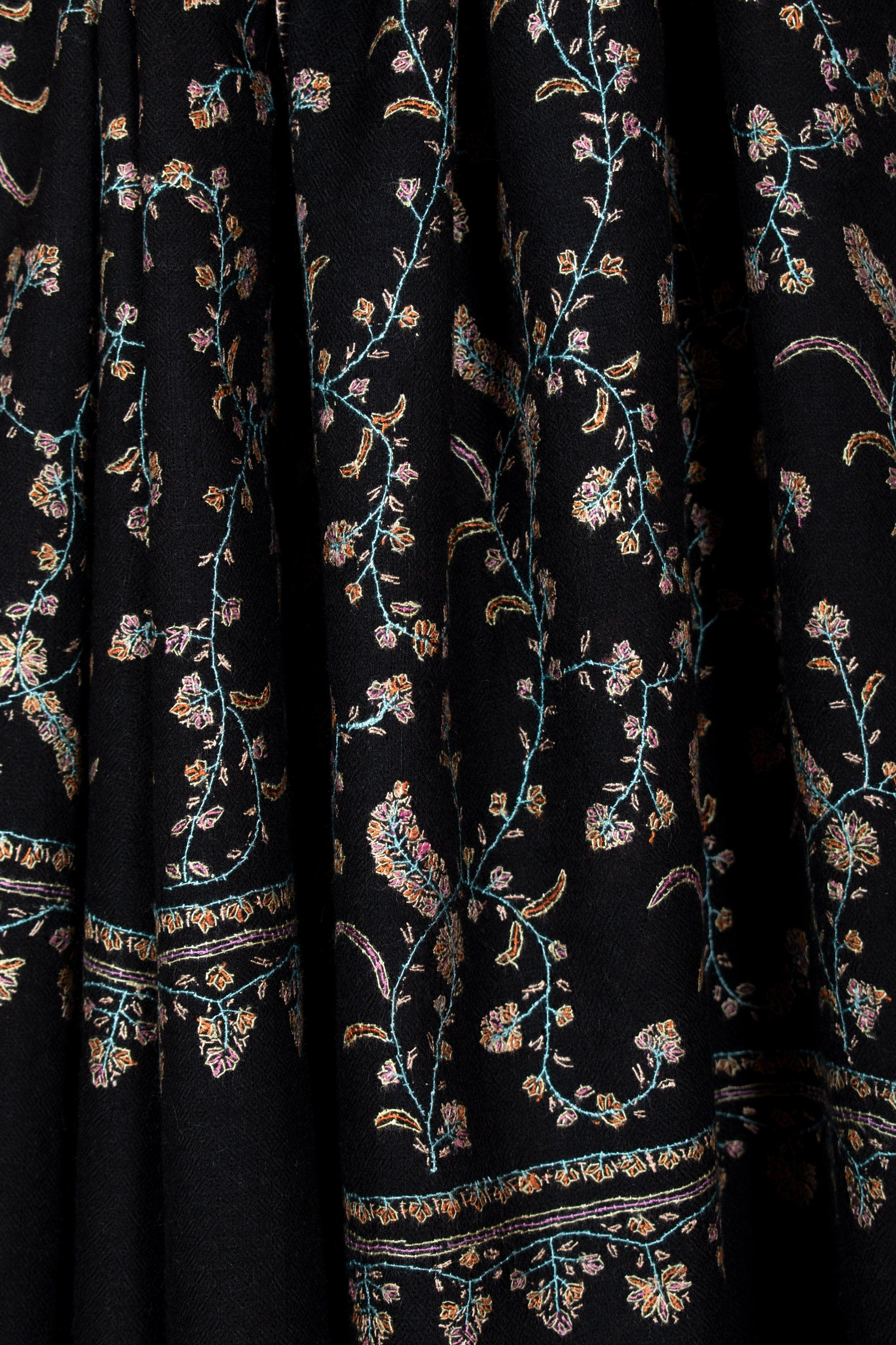 Écharpe pashmina brodée Jaaldaar Cachemire, enveloppe noire, 28x80"