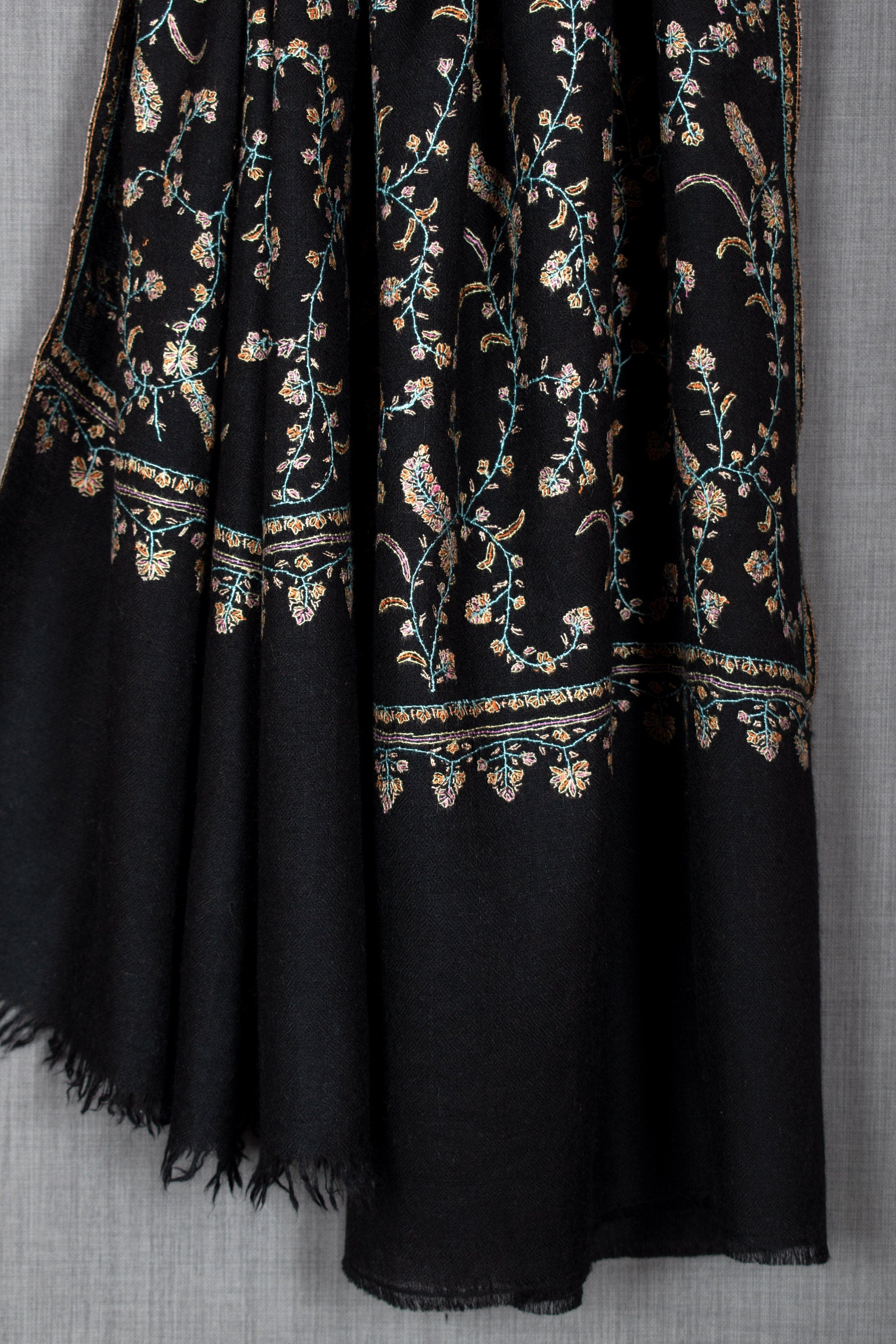 Écharpe pashmina brodée Jaaldaar Cachemire, enveloppe noire, 28x80"