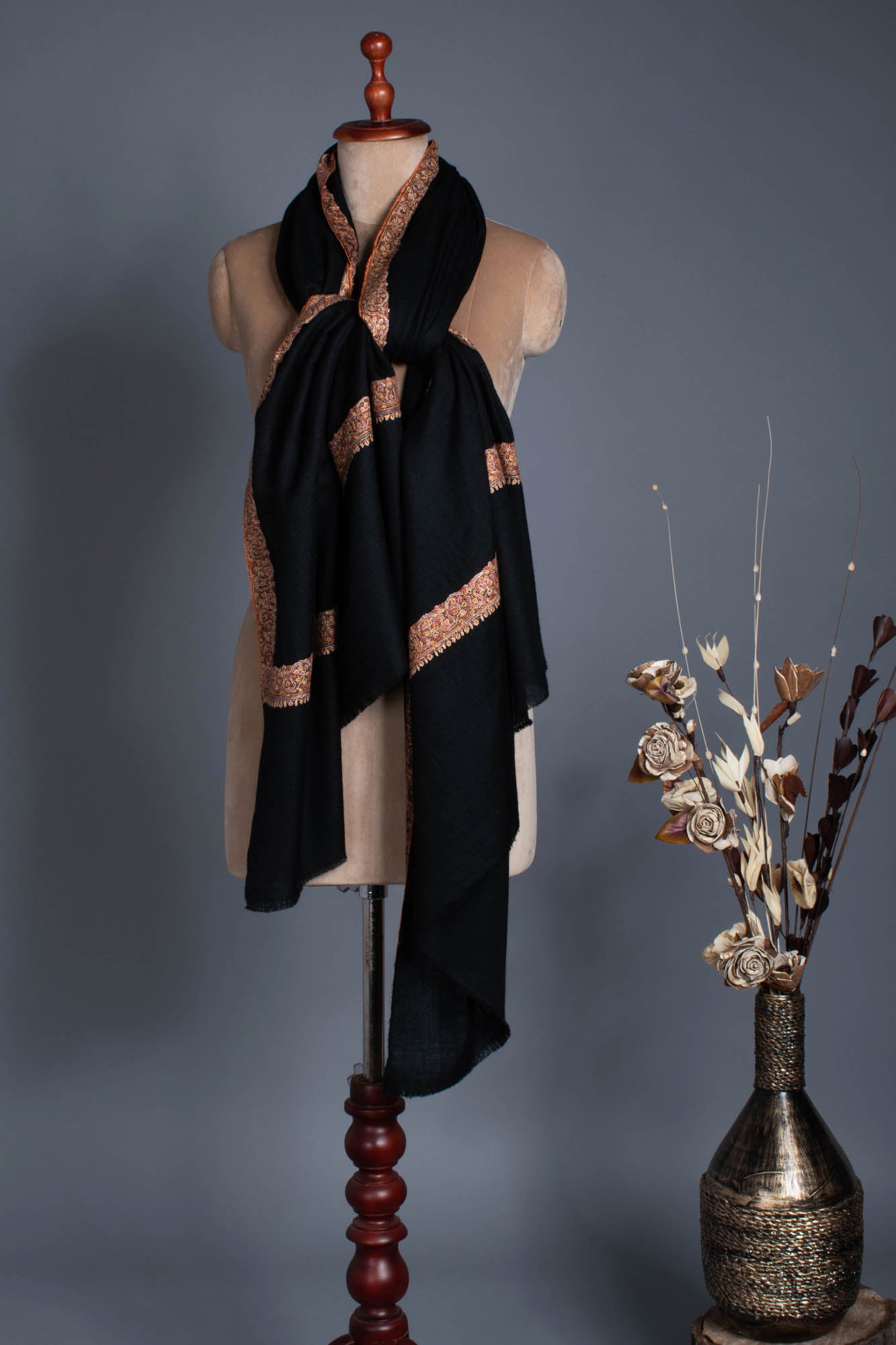 Jet Black Cashmere Pashmina Wrap ricamato a mano - Bucks