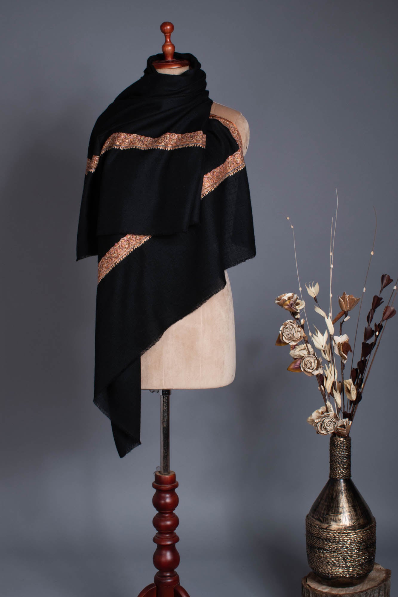 Jet Black Cashmere Pashmina Wrap ricamato a mano - Bucks